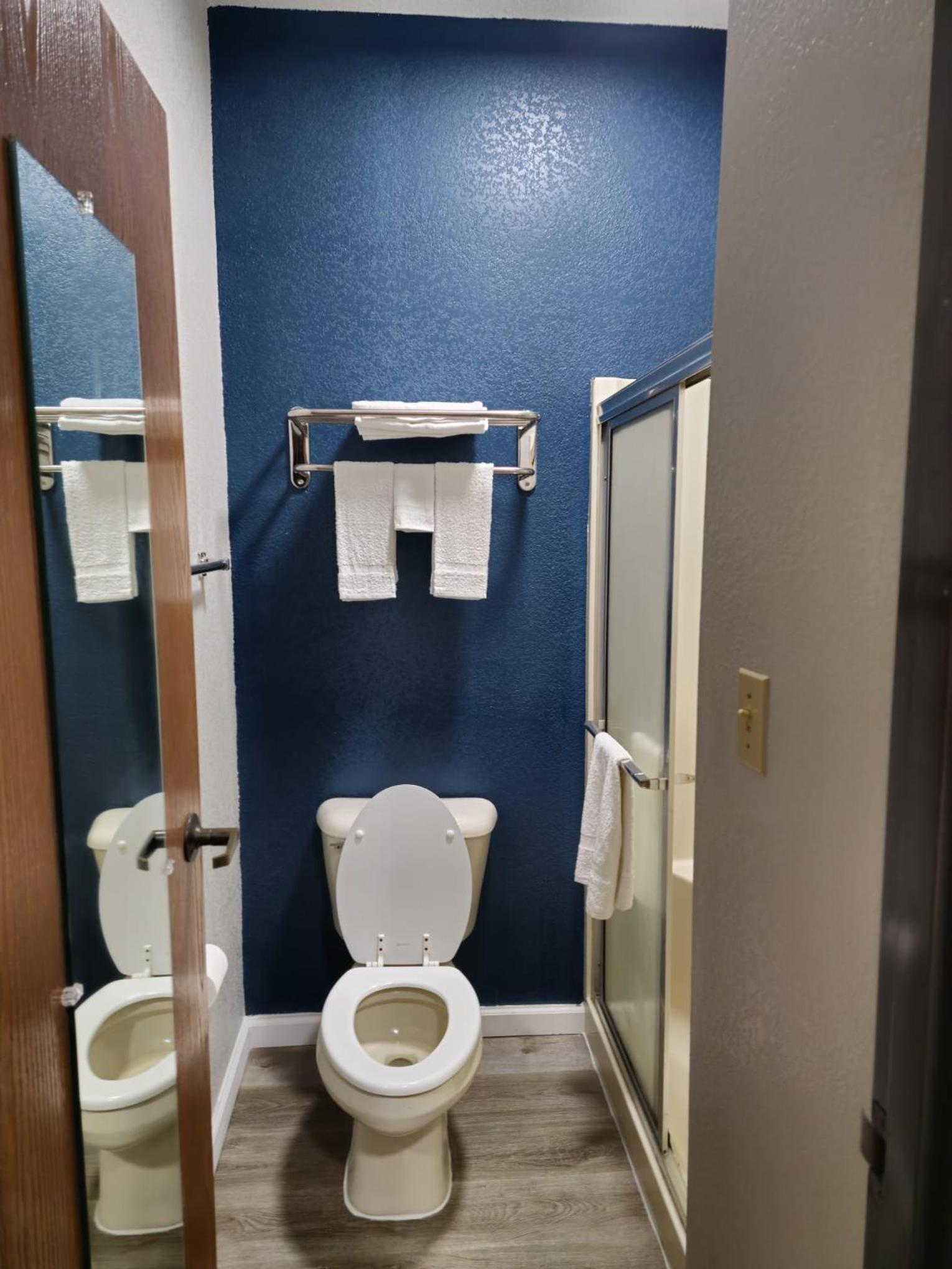 Budget Inn, Hwy 41 photo 14