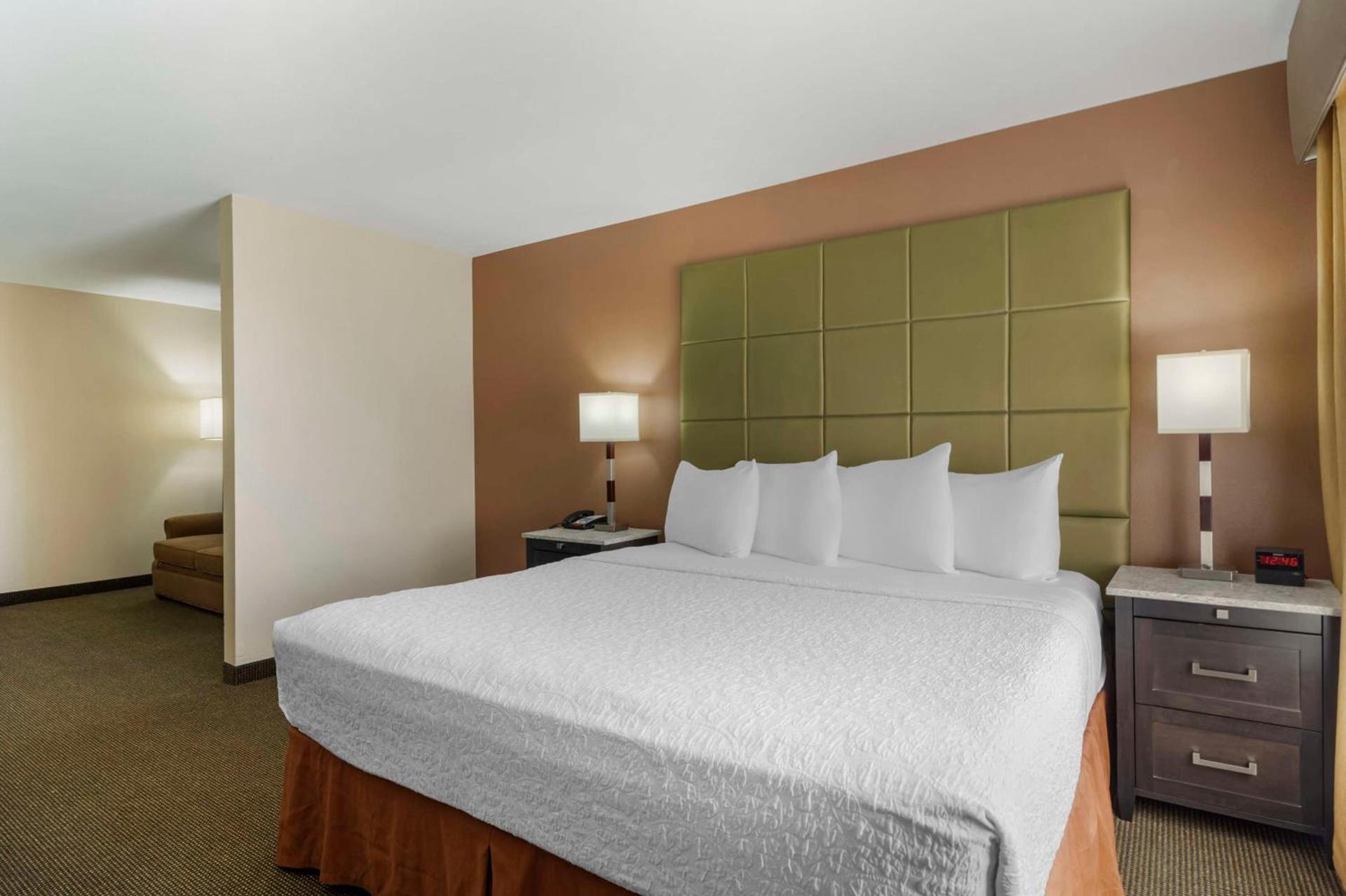 Best Western Plus Country Inn & Suites photo 12