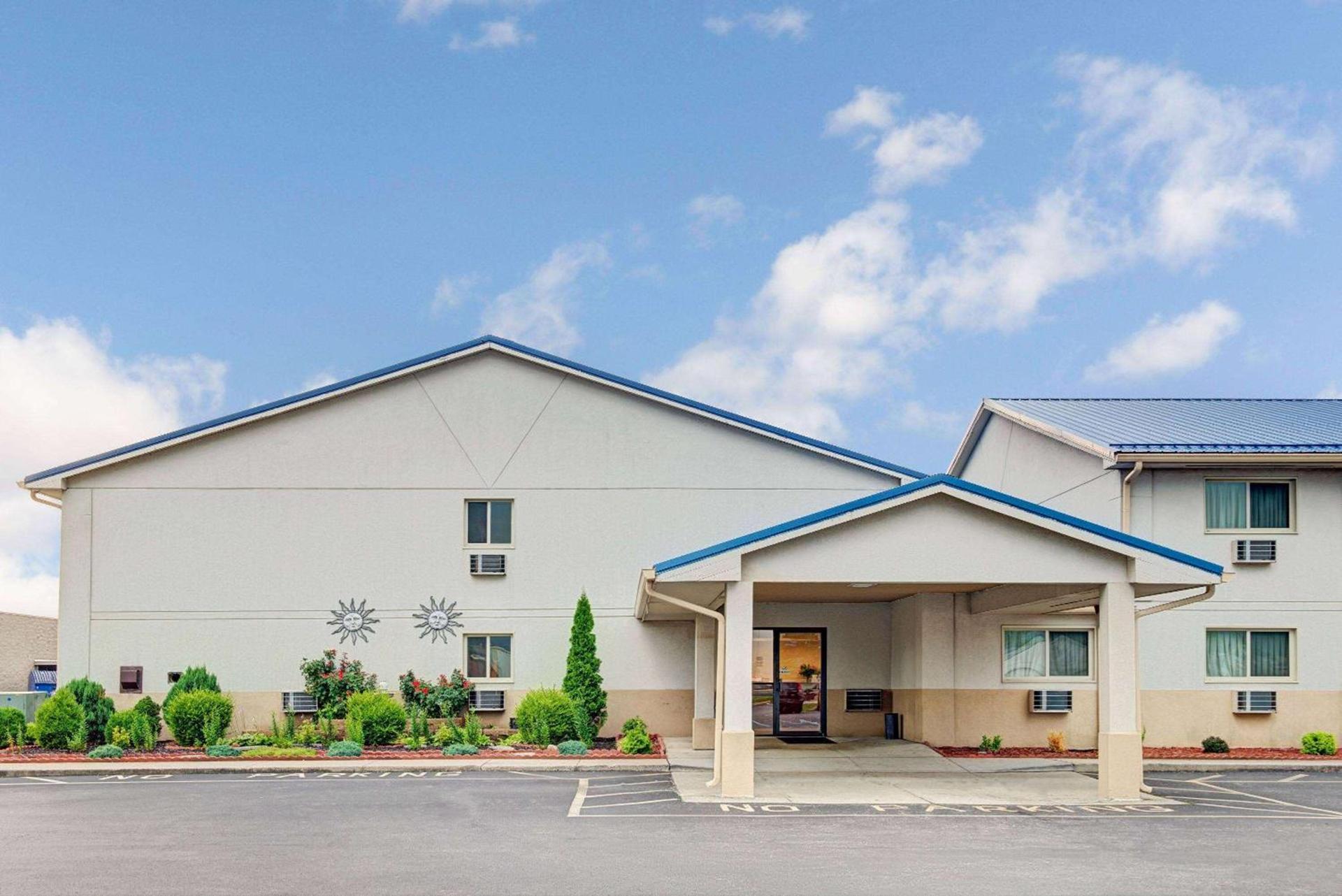 Super 8 by Wyndham Indianapolis Emerson photo 1