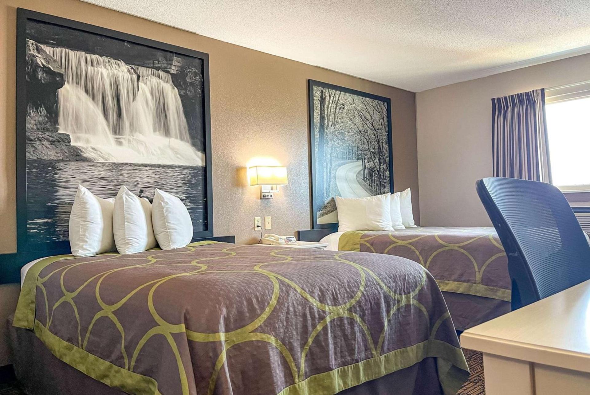 Super 8 by Wyndham Indianapolis Emerson photo 3