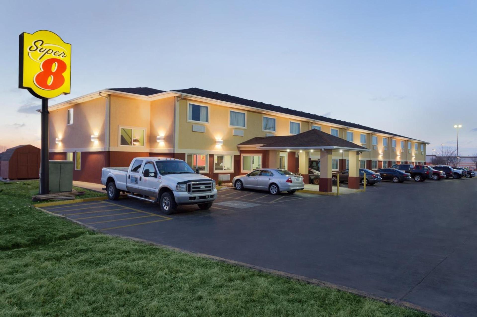 Super 8 by Wyndham Lees Summit photo 16
