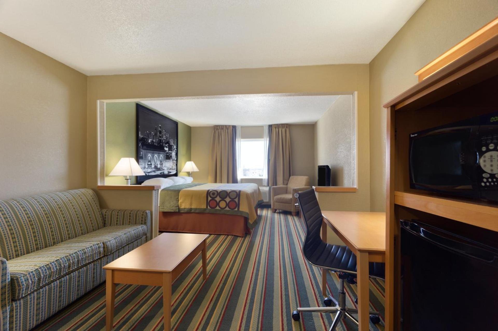 Super 8 by Wyndham Lees Summit photo 22