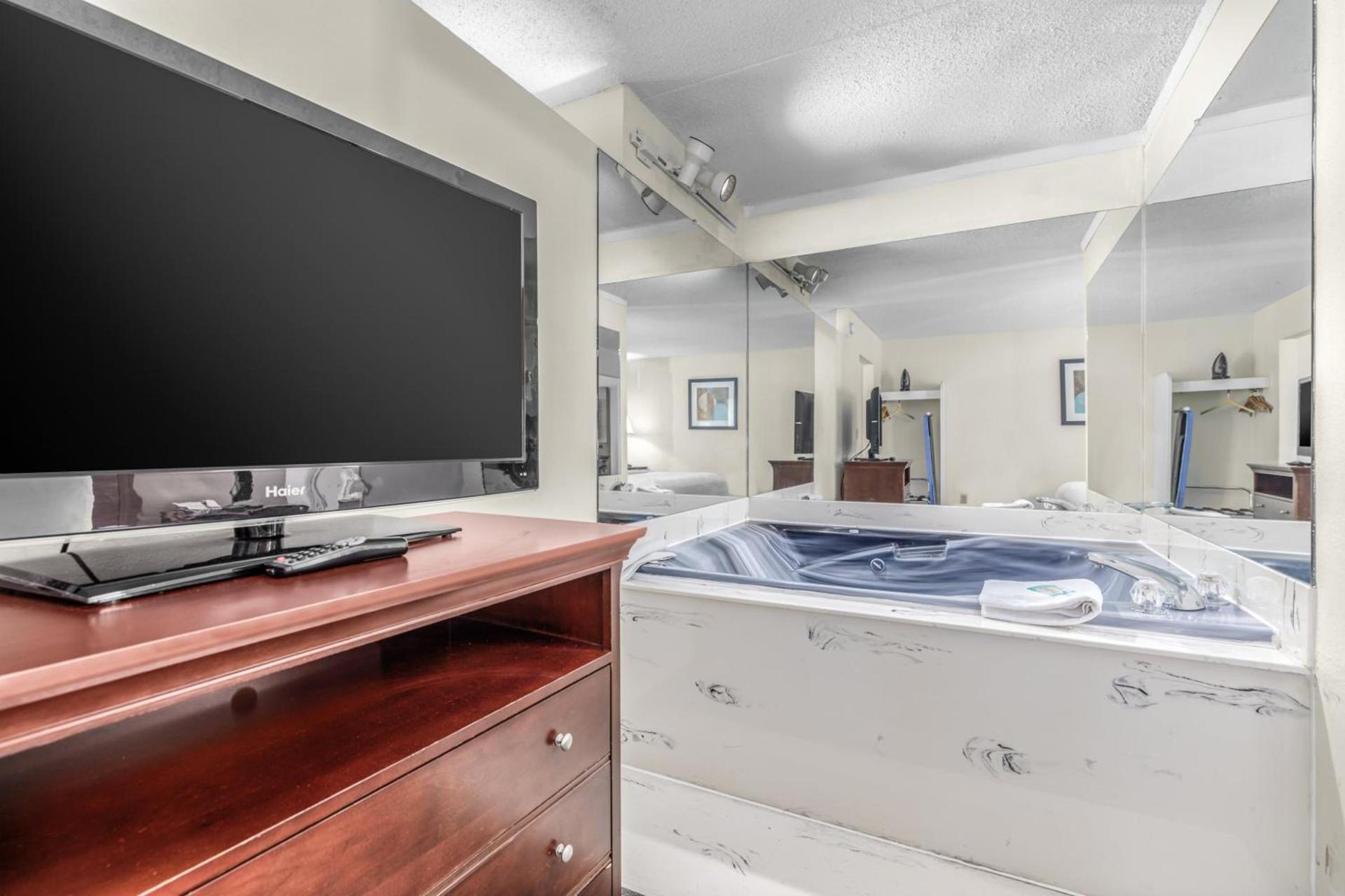 Crossroads Inn & Suites photo 86