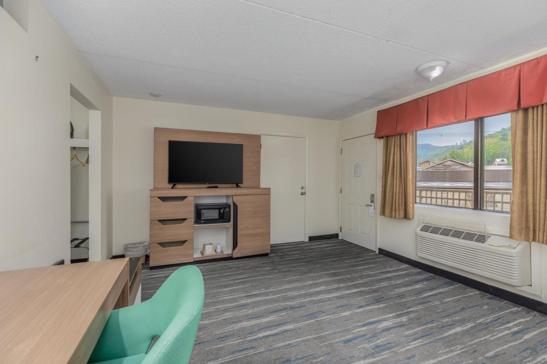 Crossroads Inn & Suites photo 85