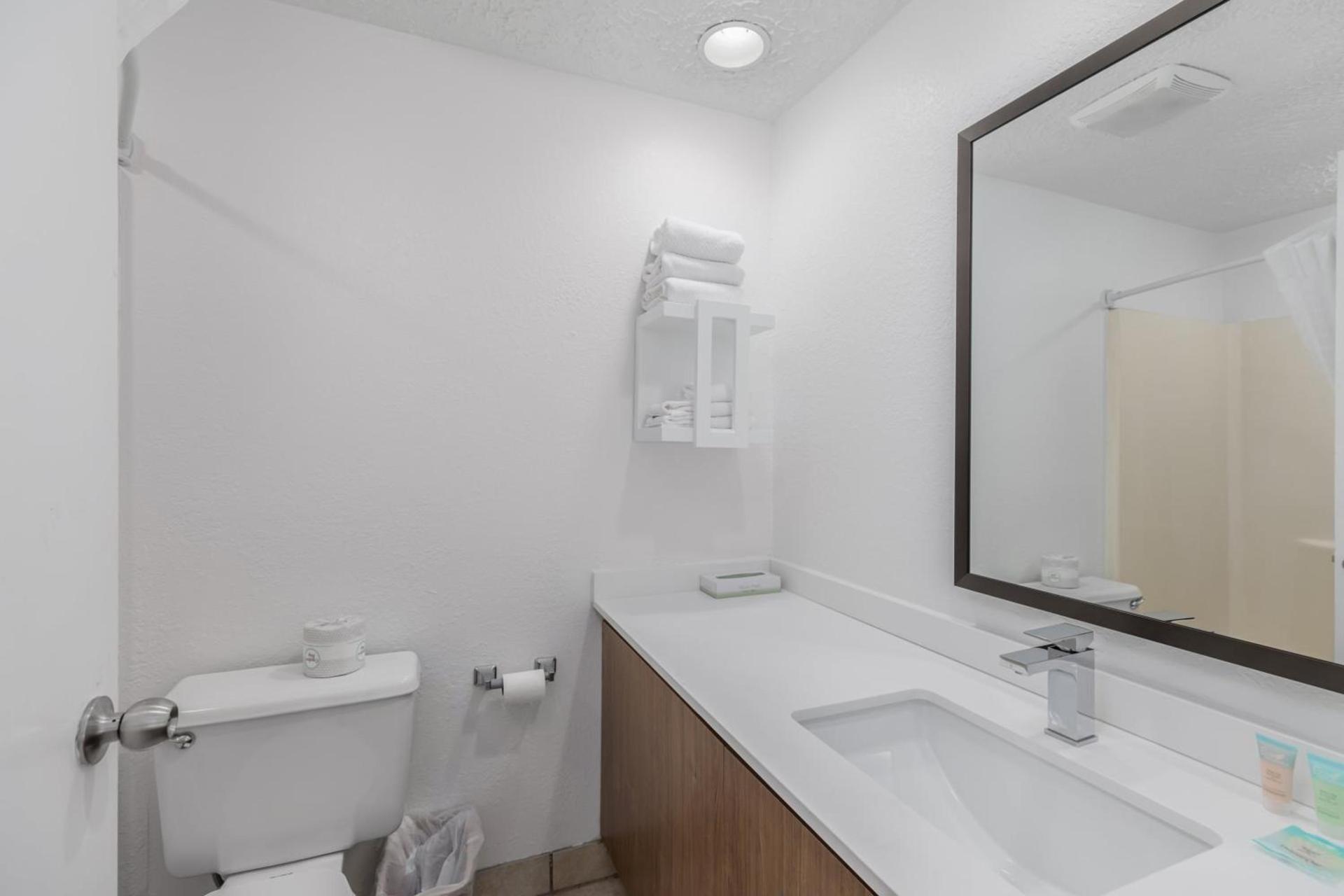 Crossroads Inn & Suites photo 93