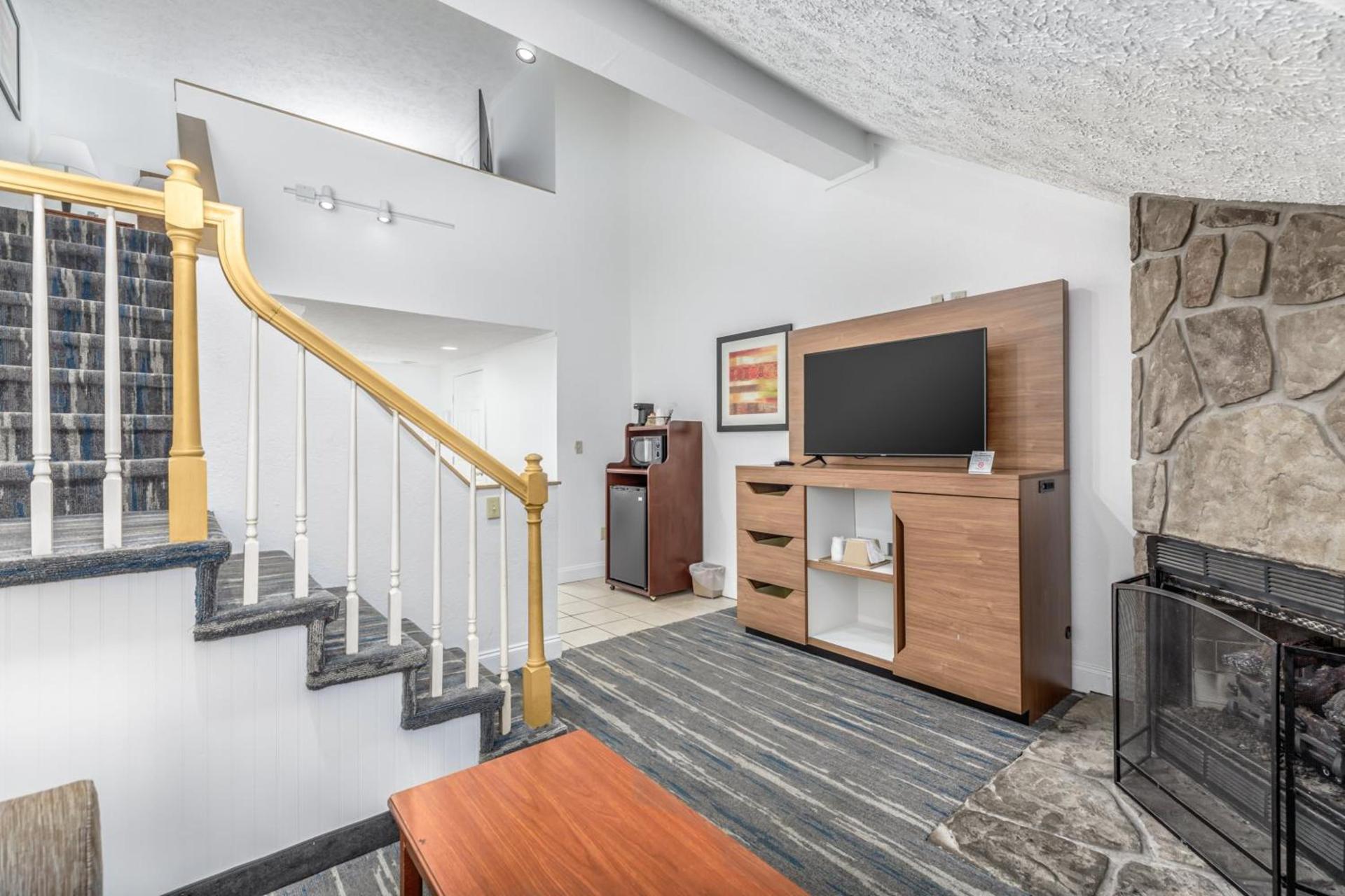 Crossroads Inn & Suites photo 90