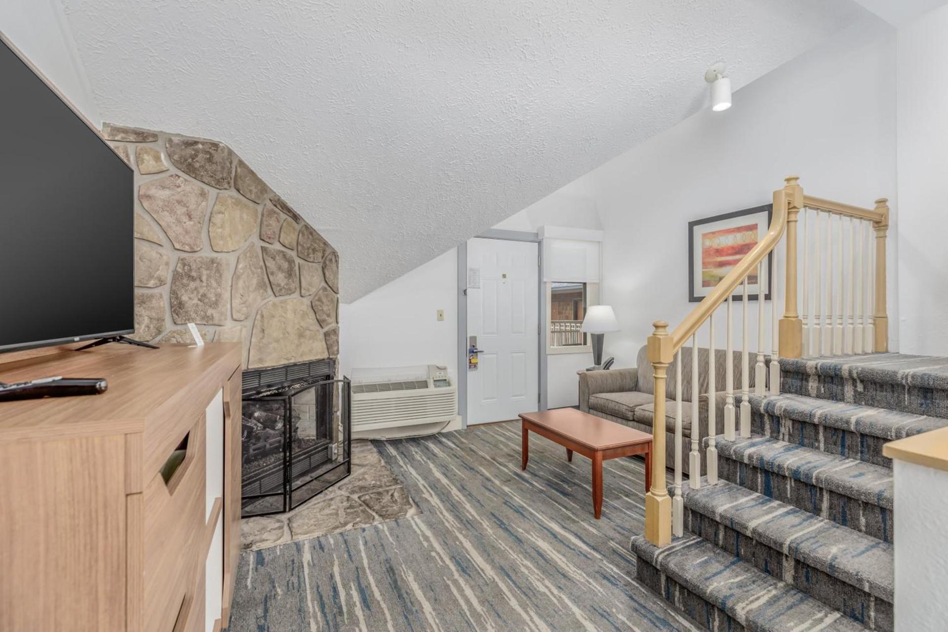 Crossroads Inn & Suites photo 89