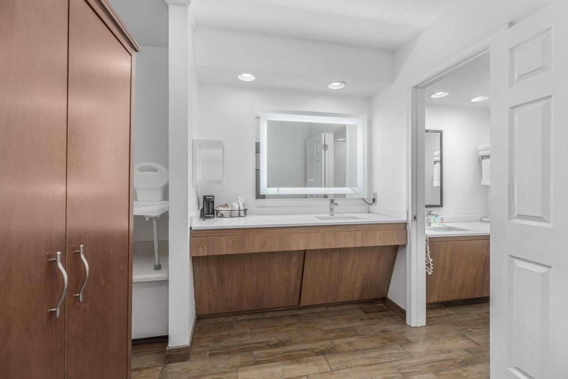 Crossroads Inn & Suites photo 95