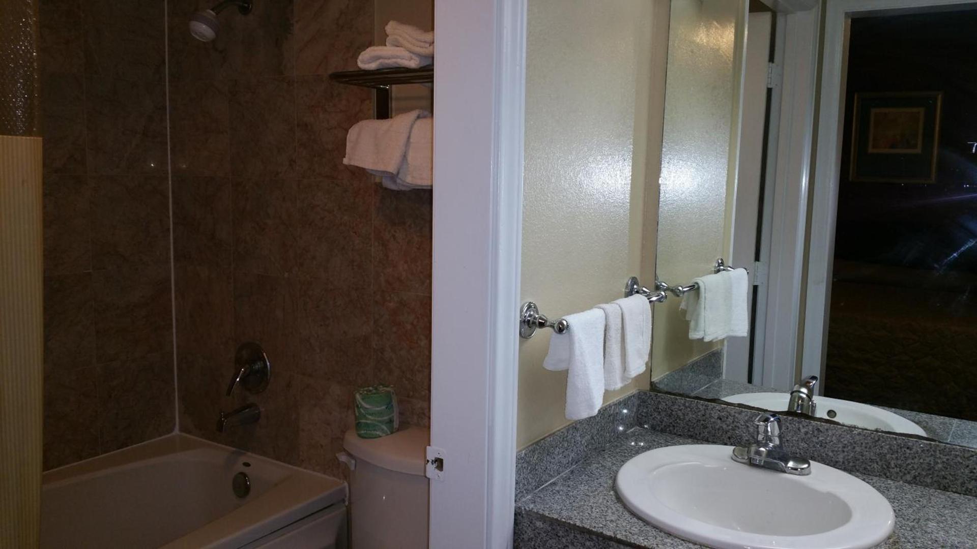 Executive Inn and Suites Waxahachie photo 9