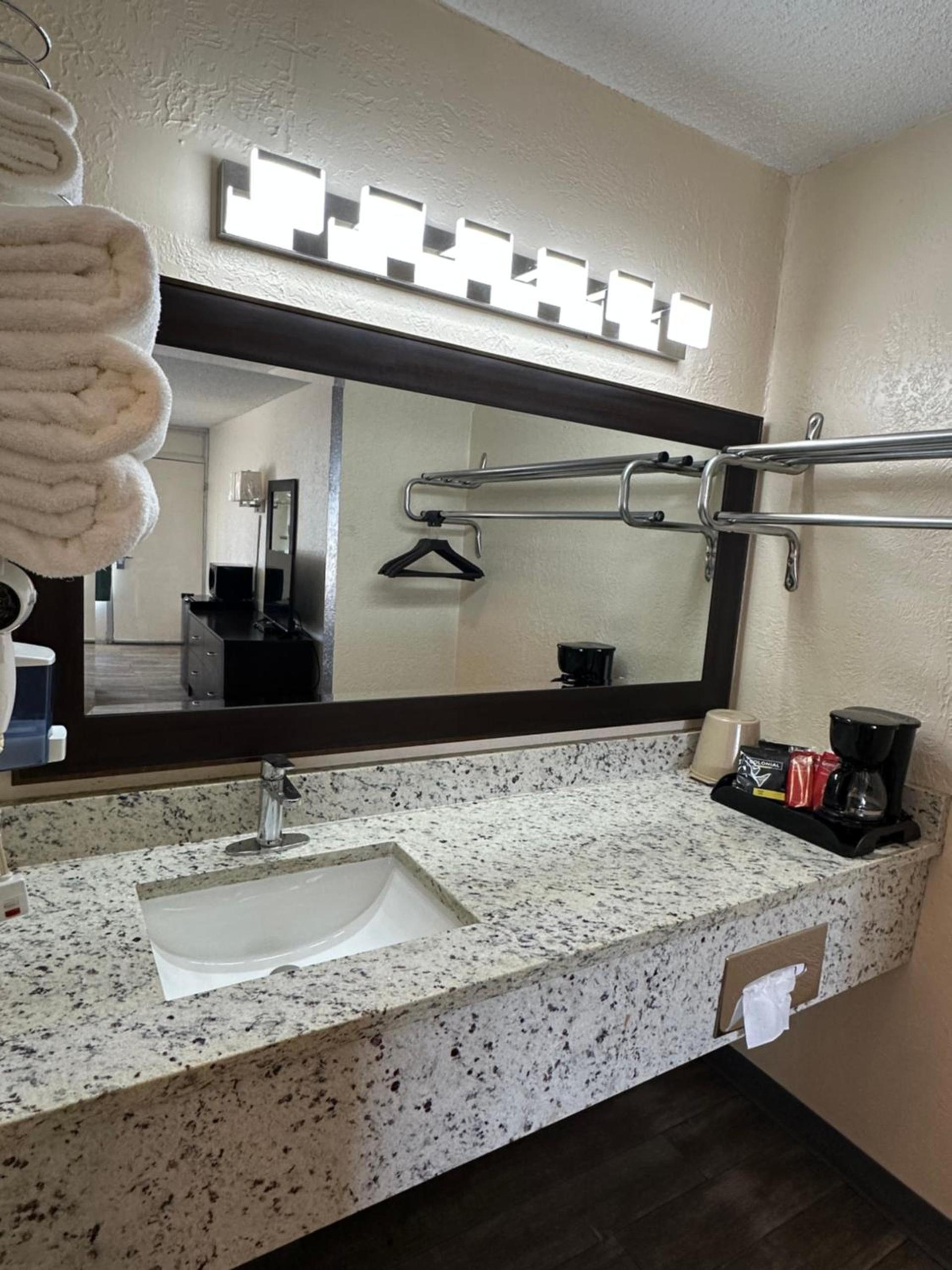 Ambassador Inn "WEEKLY RATE AVAILABLE" photo 4