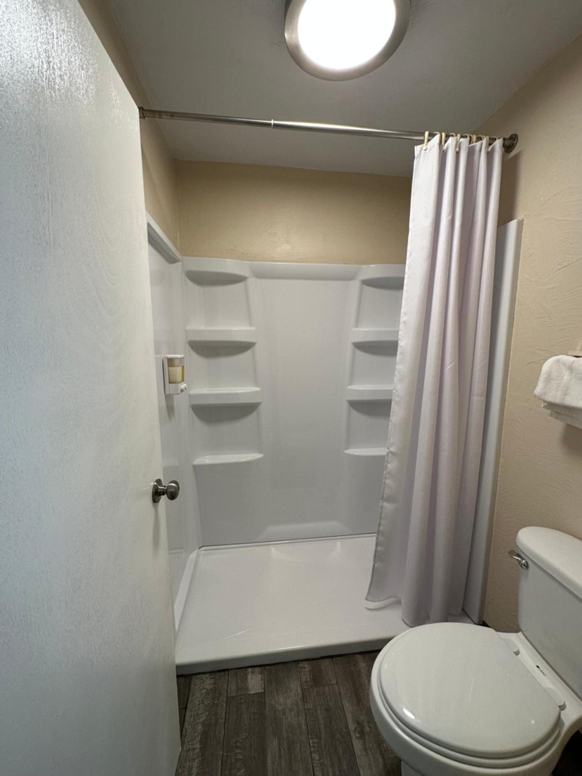Ambassador Inn "WEEKLY RATE AVAILABLE" photo 3