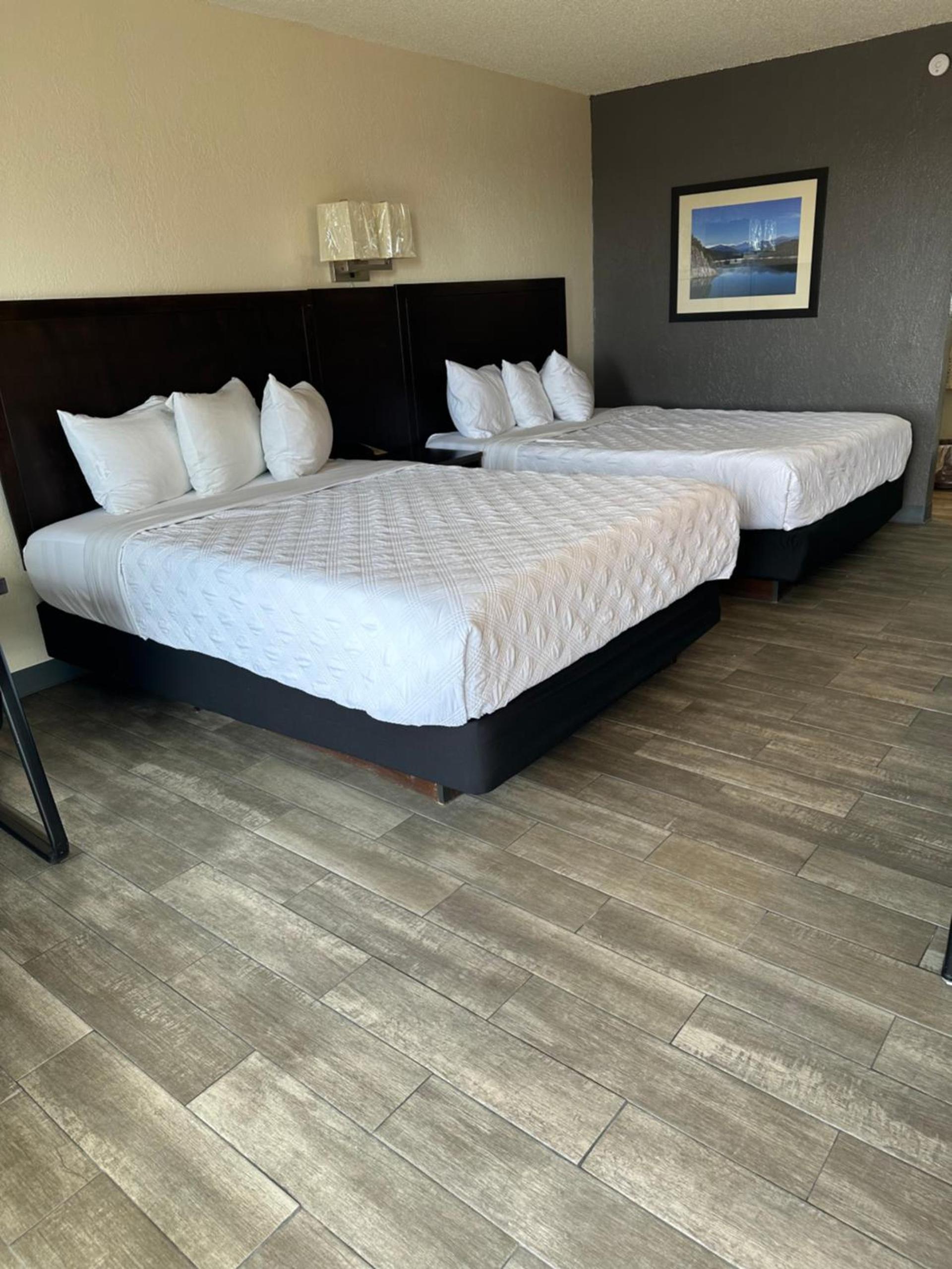 Ambassador Inn "WEEKLY RATE AVAILABLE" photo 2