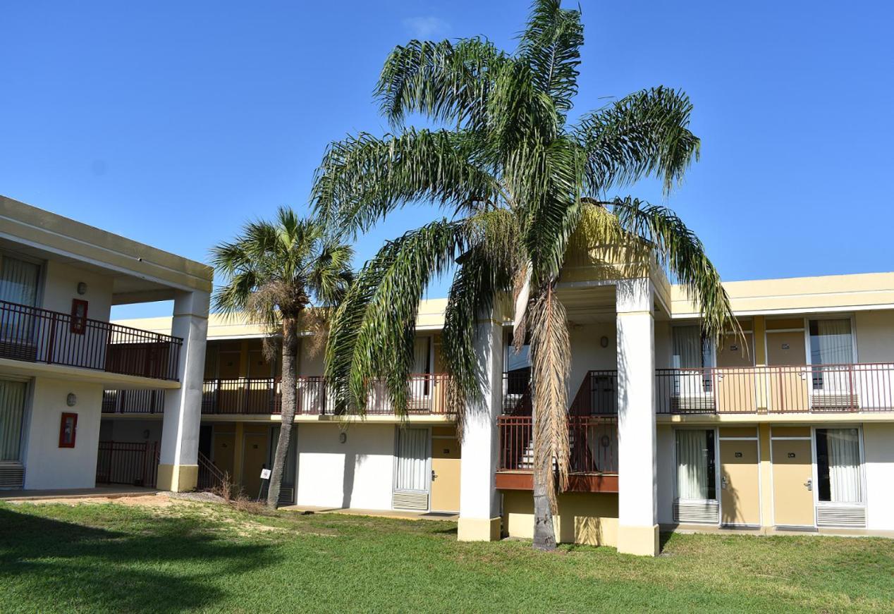Super 8 by Wyndham Ocala I-75 photo 31