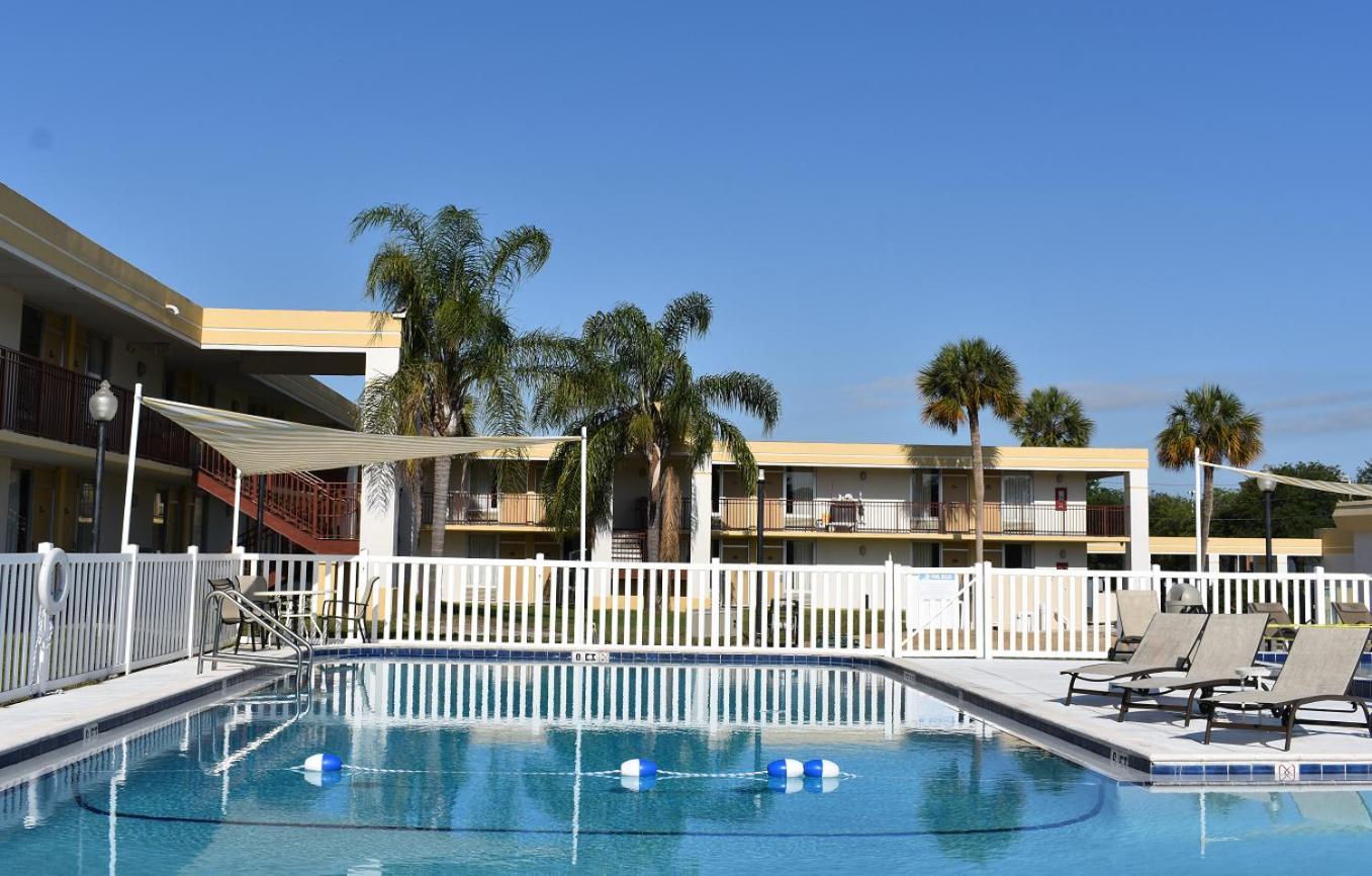 Super 8 by Wyndham Ocala I-75 photo 2