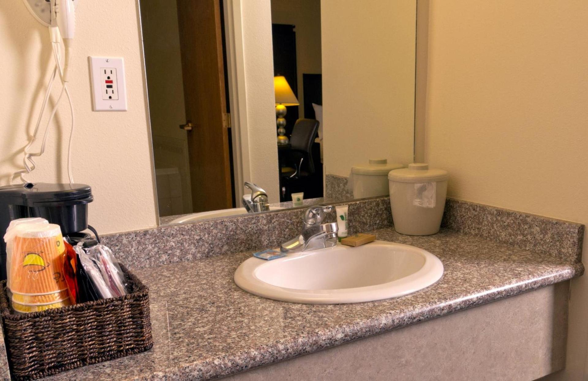 Cedars Inn photo 38