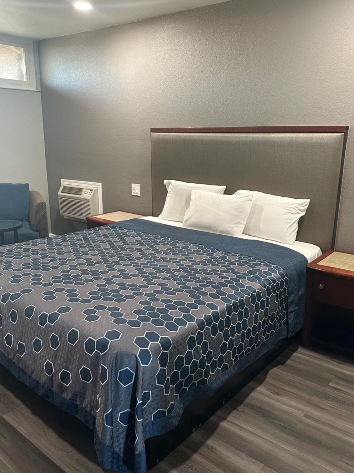 ROYAL MOTEL TRACY photo 18