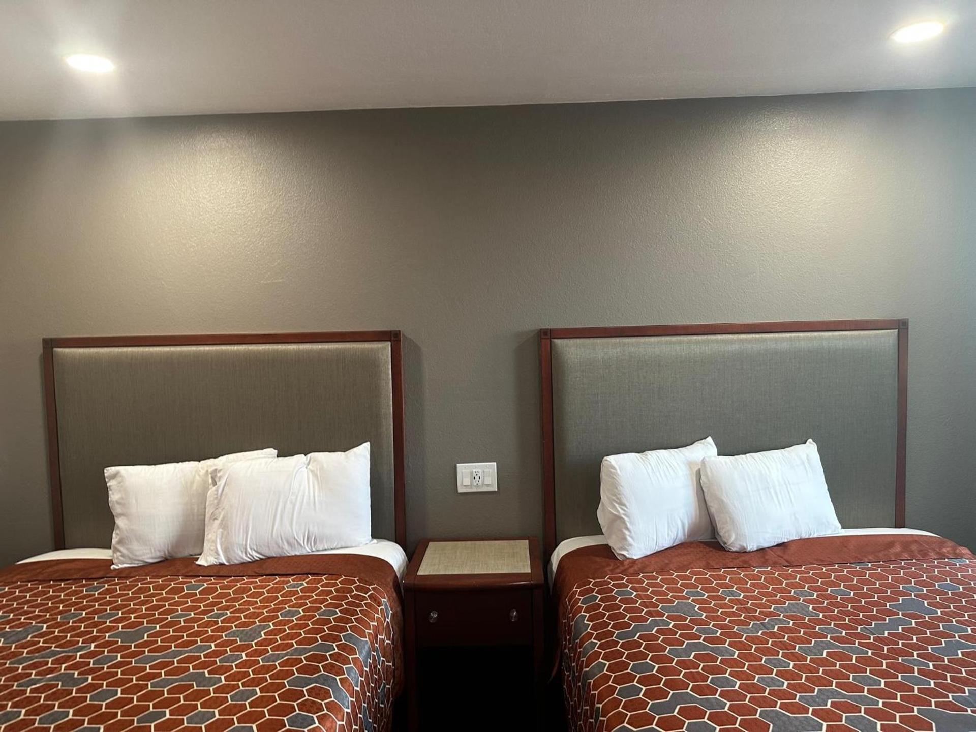 ROYAL MOTEL TRACY photo 19