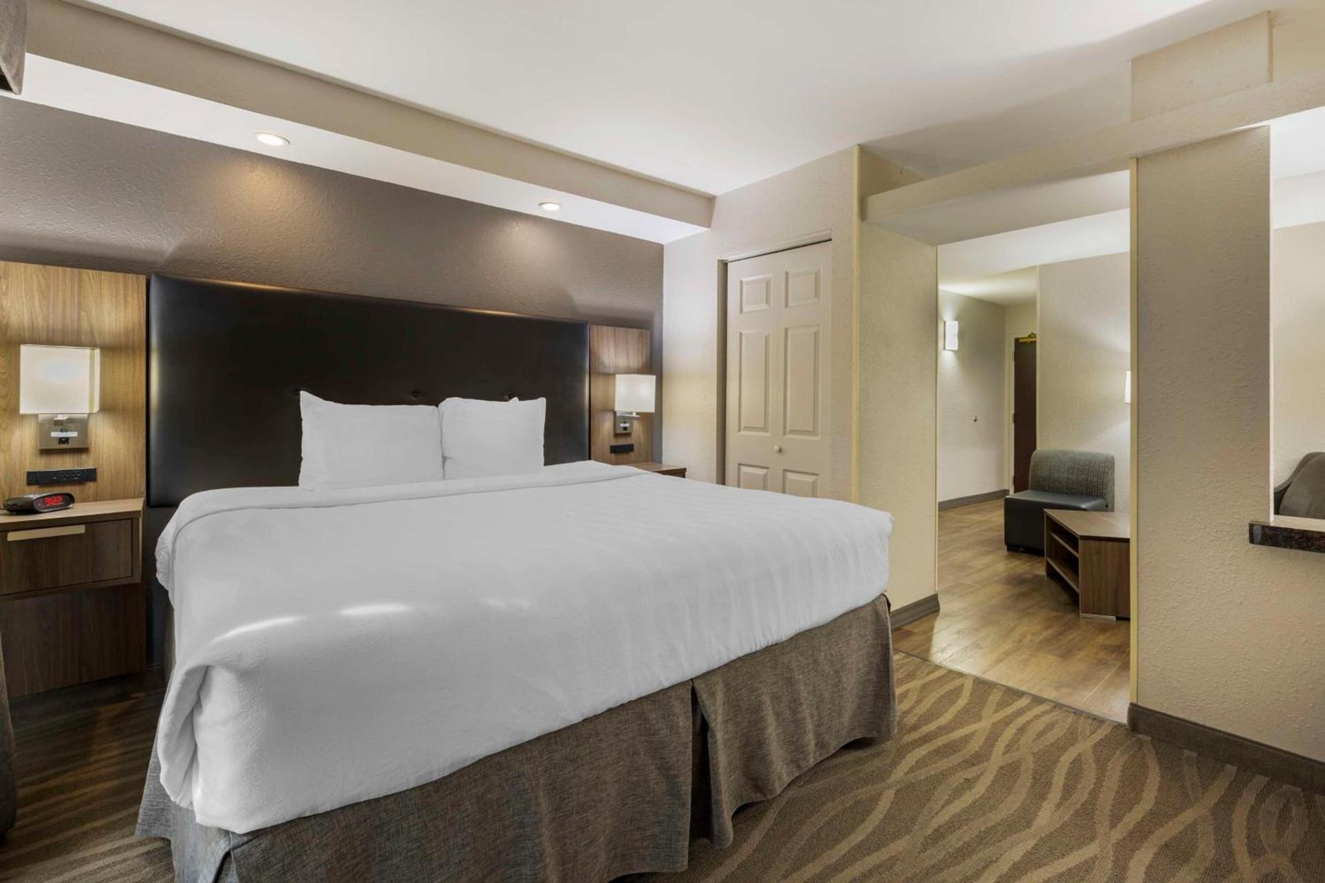 Best Western Plus Nashville Airport Hotel - BNA photo 2