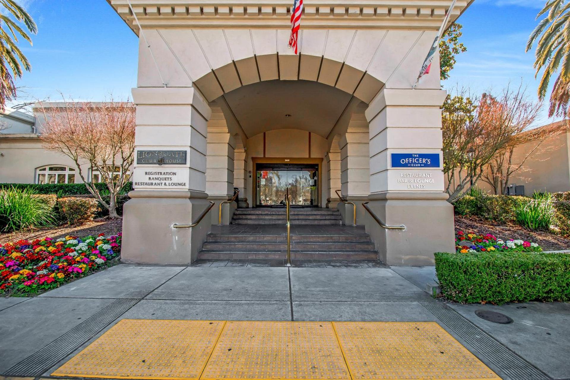 Lions Gate Hotel photo 28