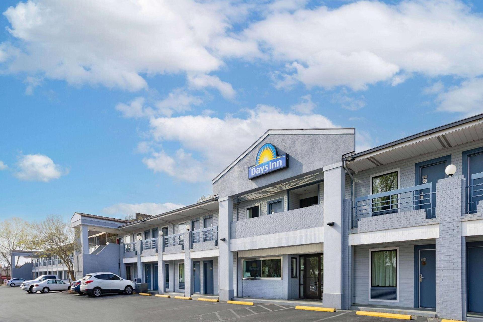 Days Inn by Wyndham Raleigh Glenwood-Crabtree photo 2
