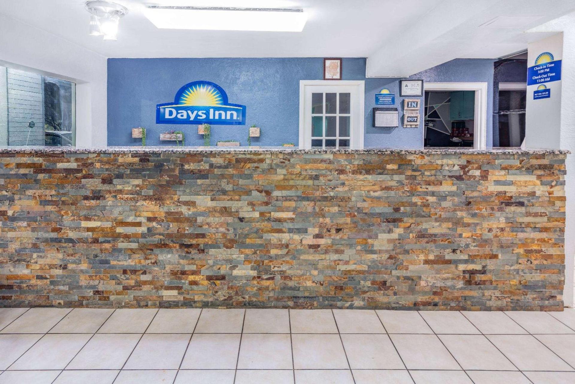 Days Inn by Wyndham Raleigh Glenwood-Crabtree photo 8