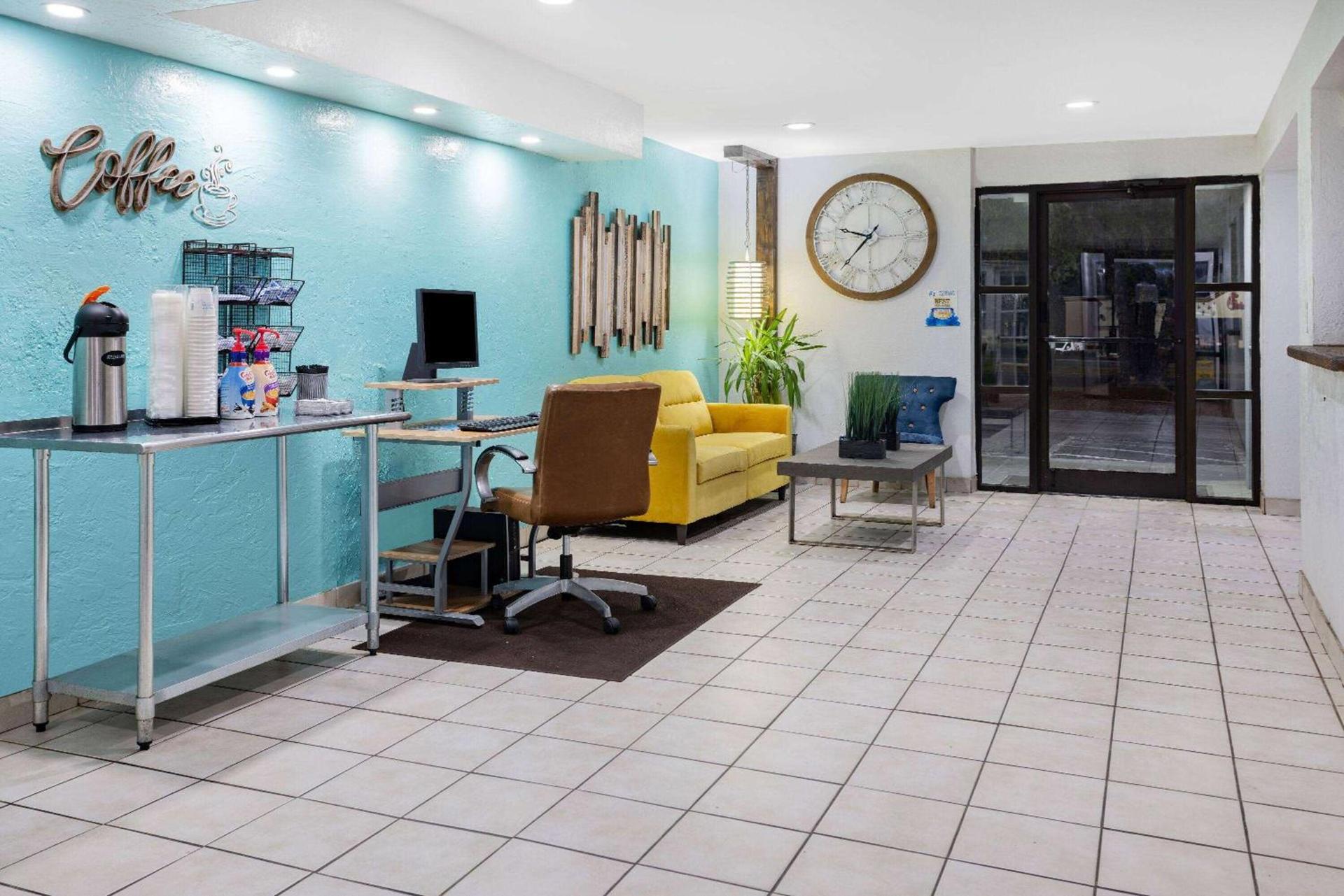 Days Inn by Wyndham Raleigh Glenwood-Crabtree photo 6