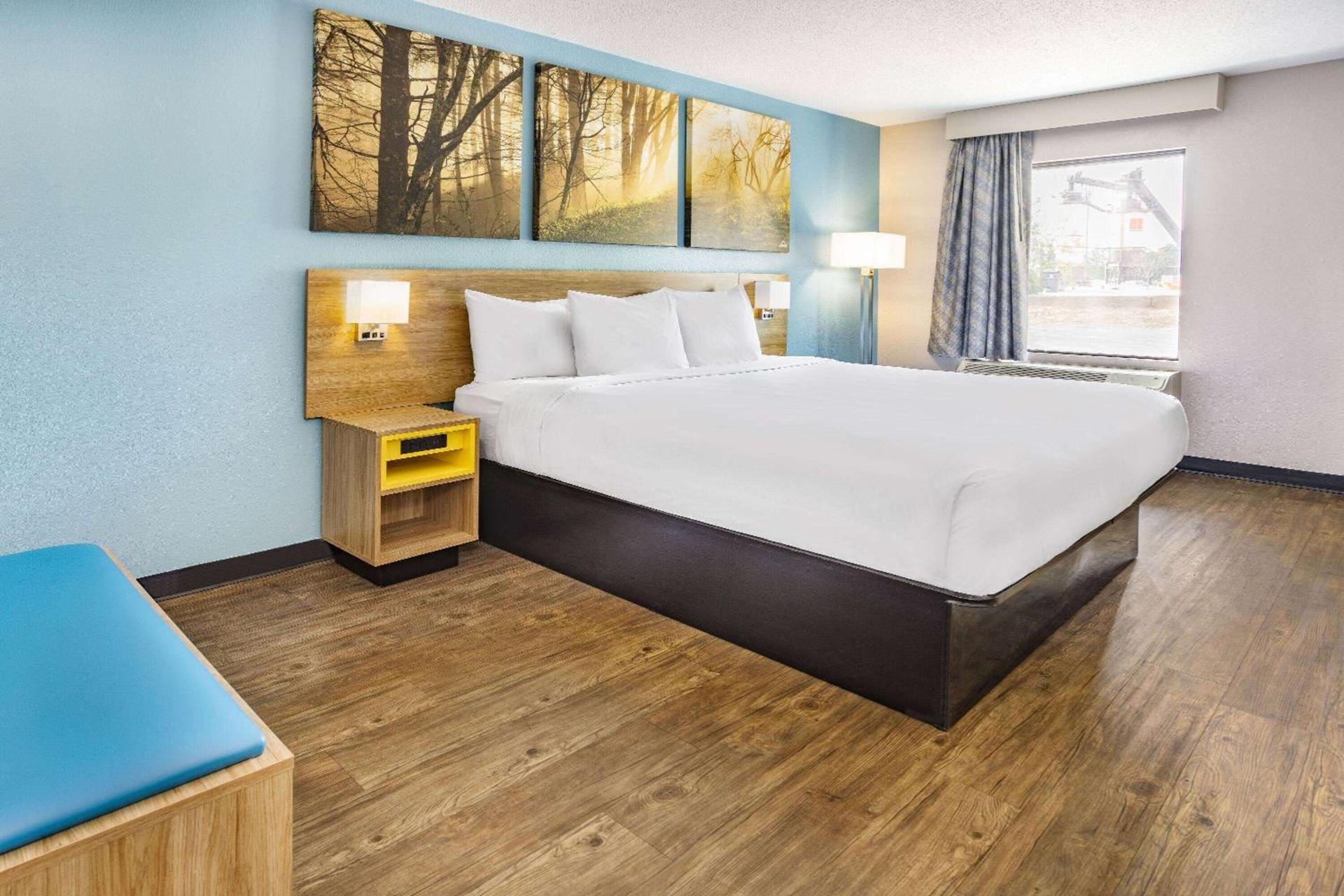 Days Inn by Wyndham Raleigh Glenwood-Crabtree photo 14