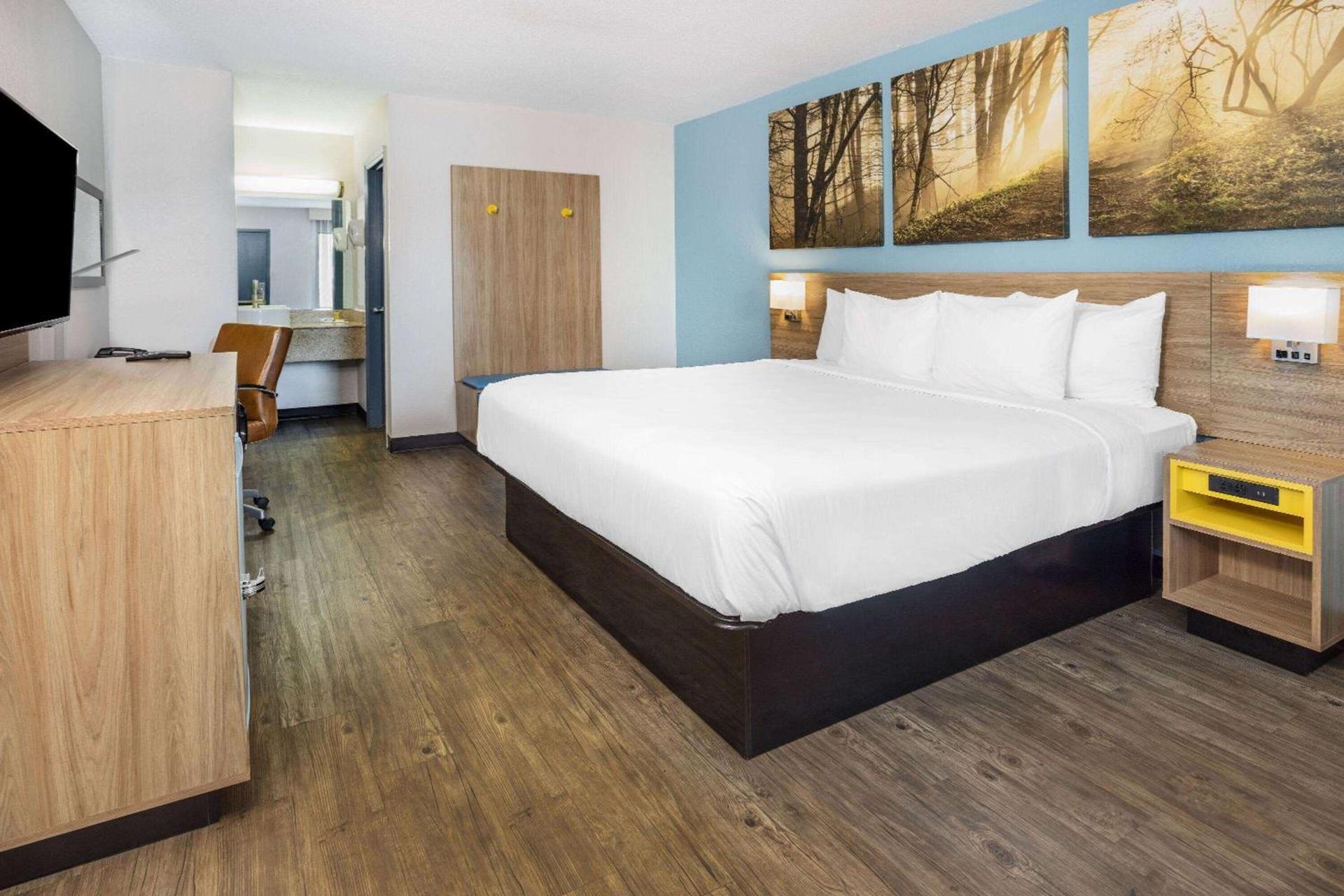 Days Inn by Wyndham Raleigh Glenwood-Crabtree photo 15