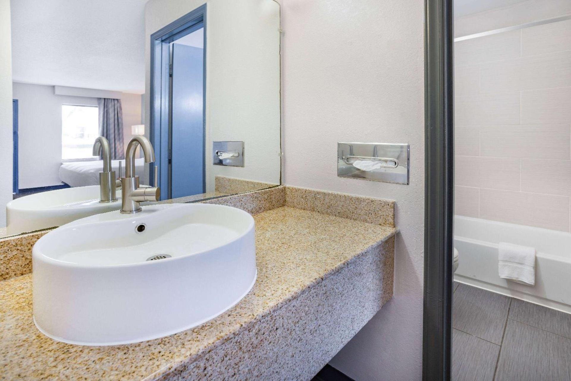 Days Inn by Wyndham Raleigh Glenwood-Crabtree photo 21