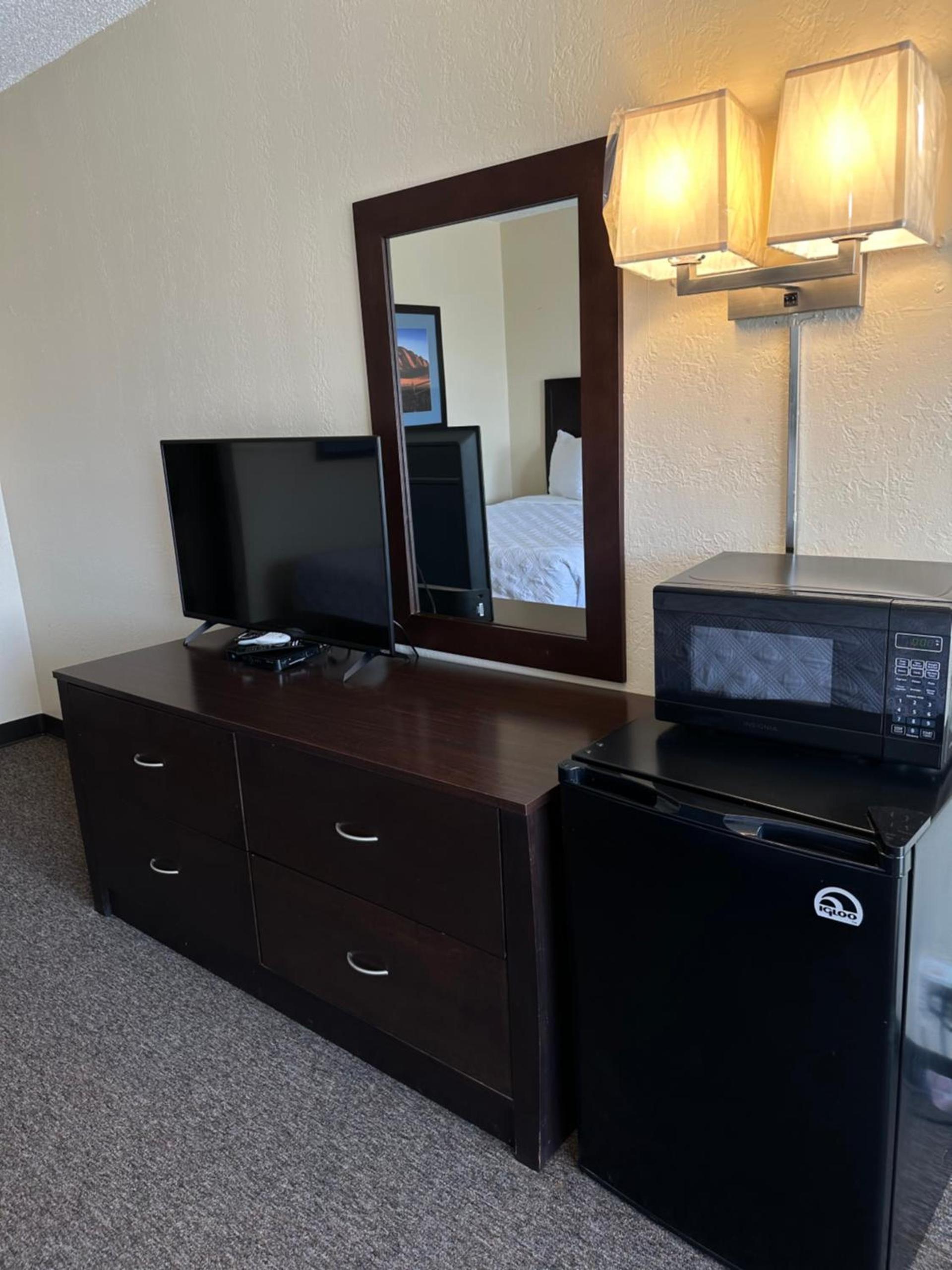 Ambassador Inn "WEEKLY RATE AVAILABLE" photo 7