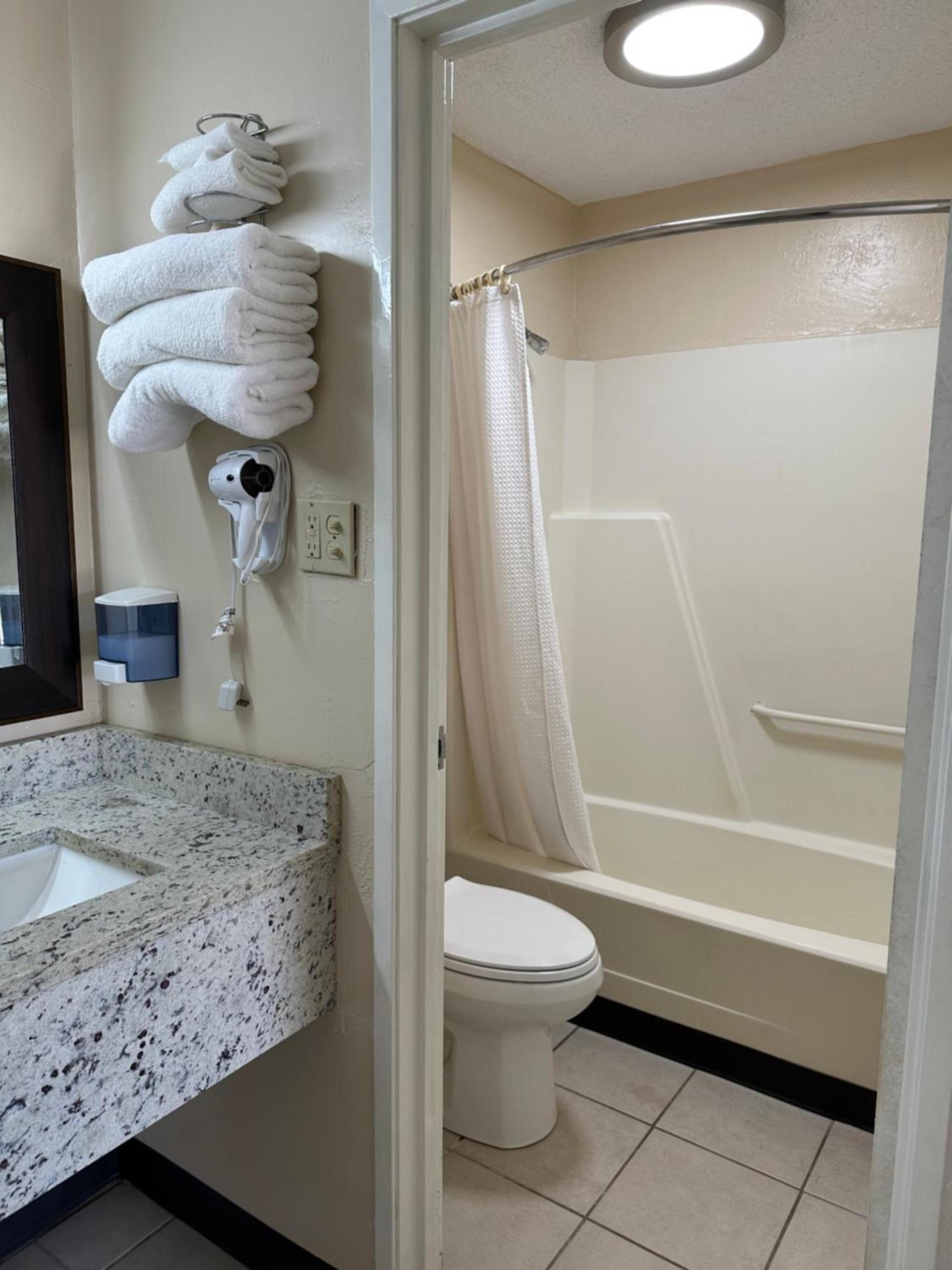 Ambassador Inn "WEEKLY RATE AVAILABLE" photo 8