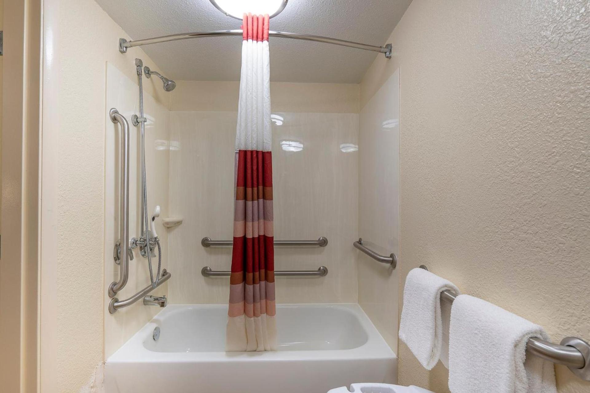 Red Roof Inn PLUS+ Houston - Energy Corridor photo 22