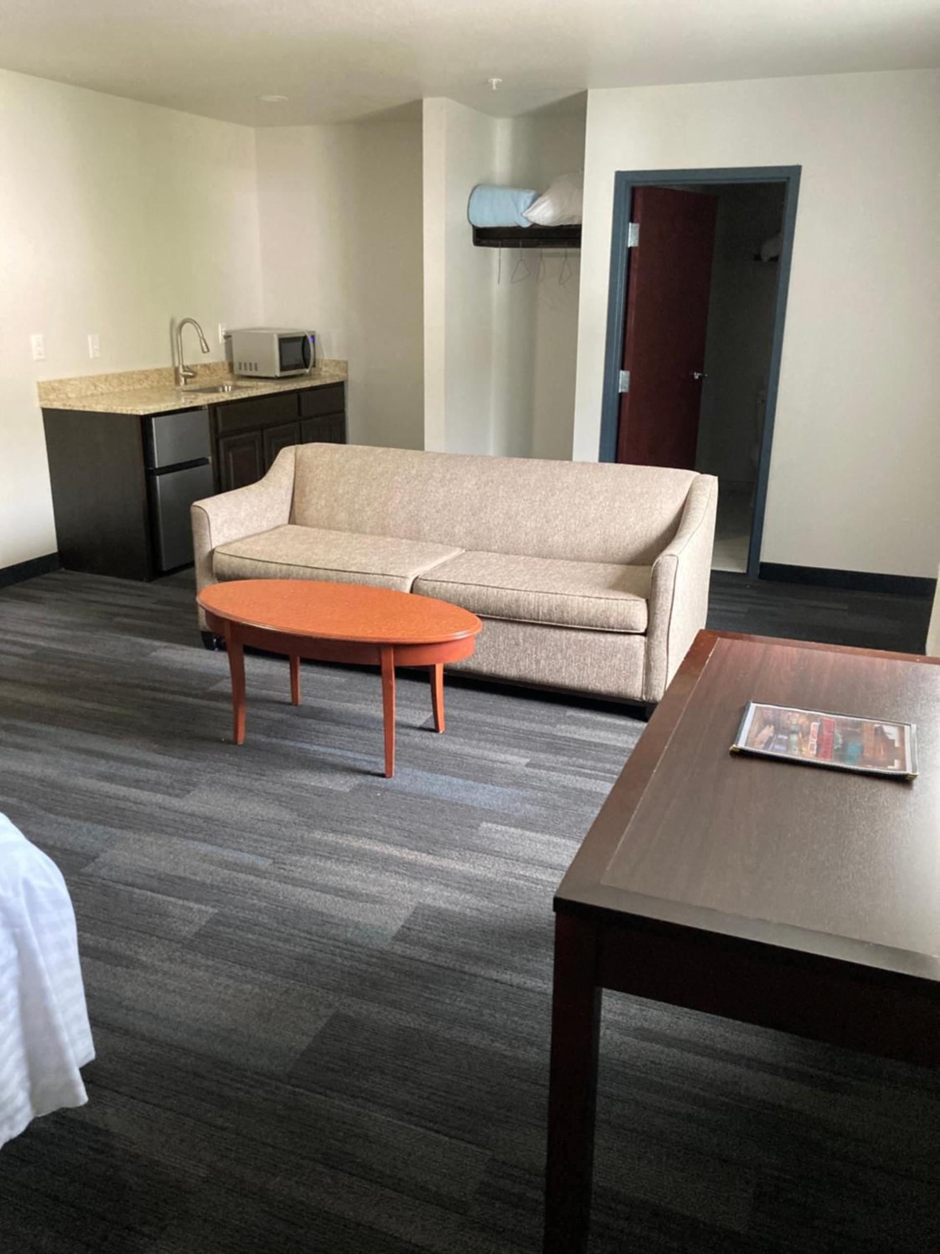 Elker Inn & Suites photo 4