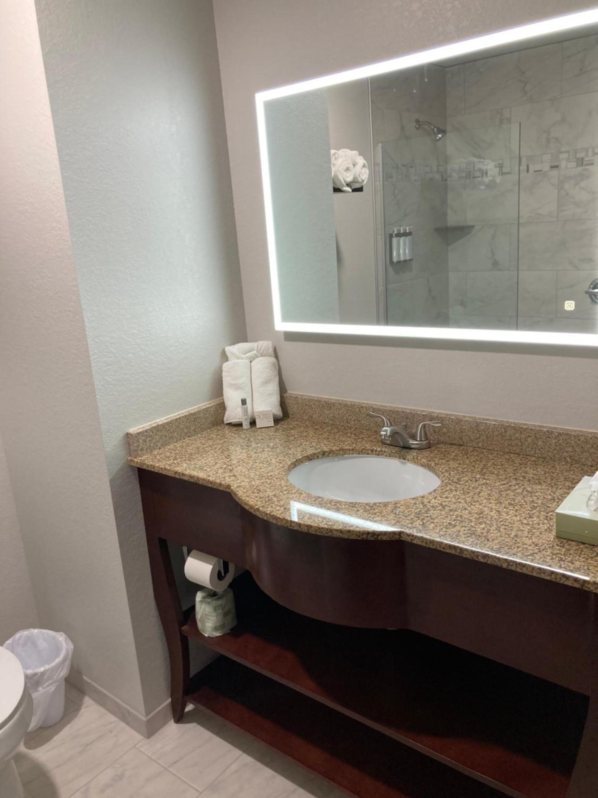Elker Inn & Suites photo 3