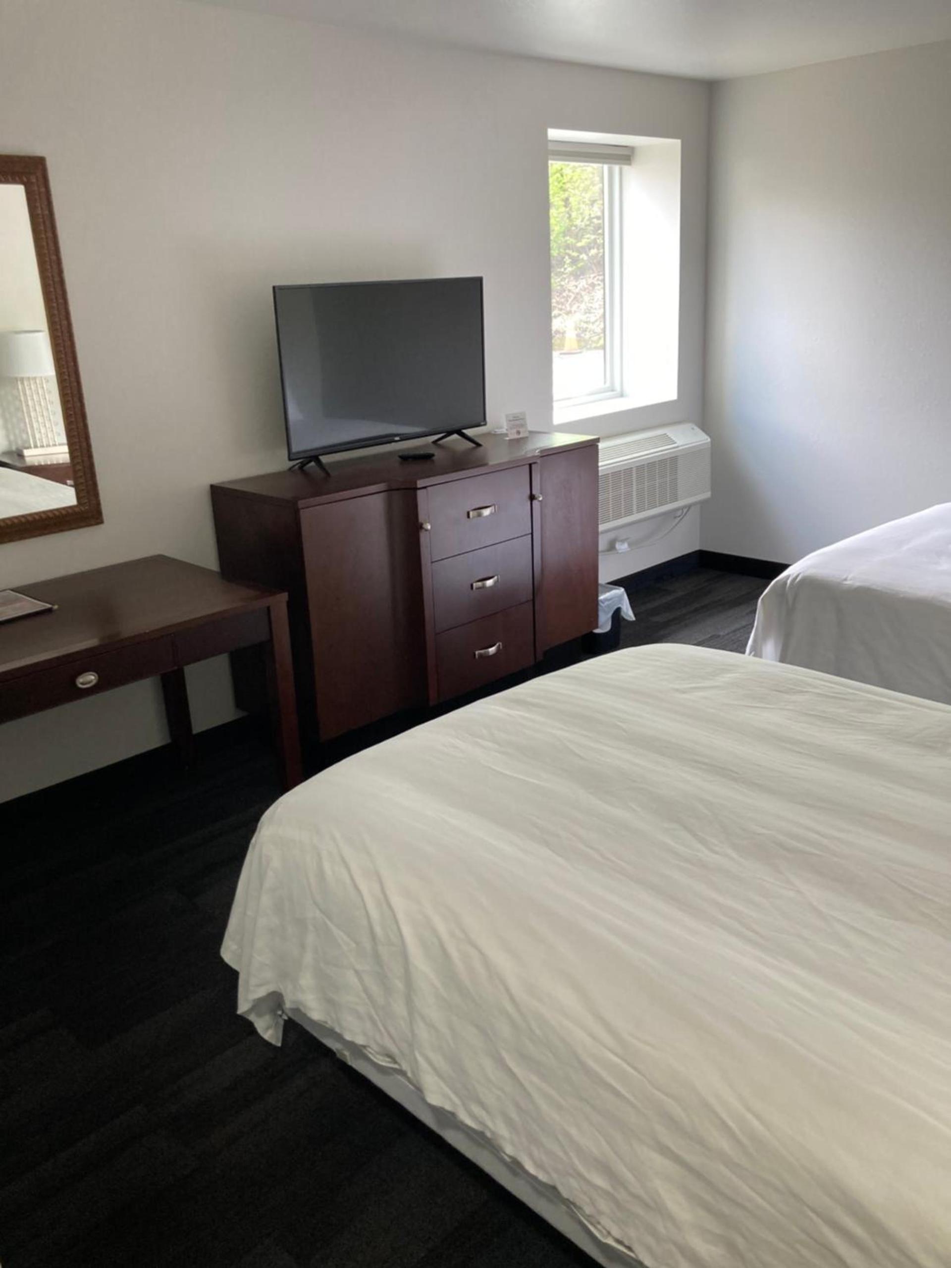Elker Inn & Suites photo 22