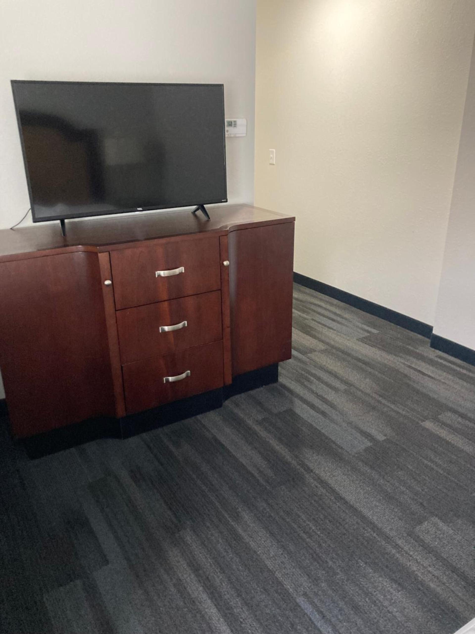 Elker Inn & Suites photo 23