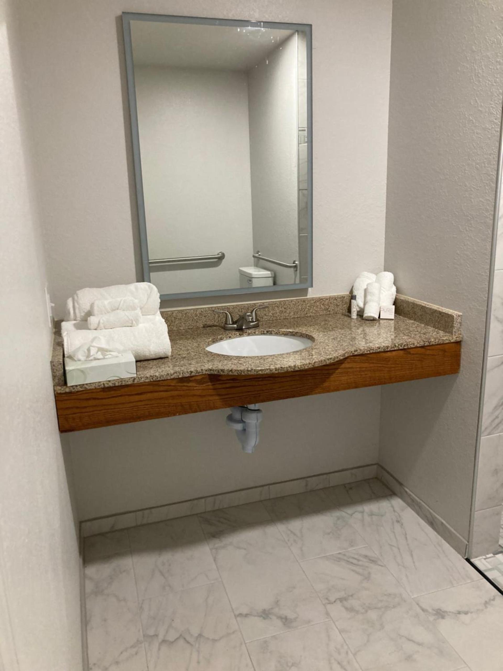 Elker Inn & Suites photo 19