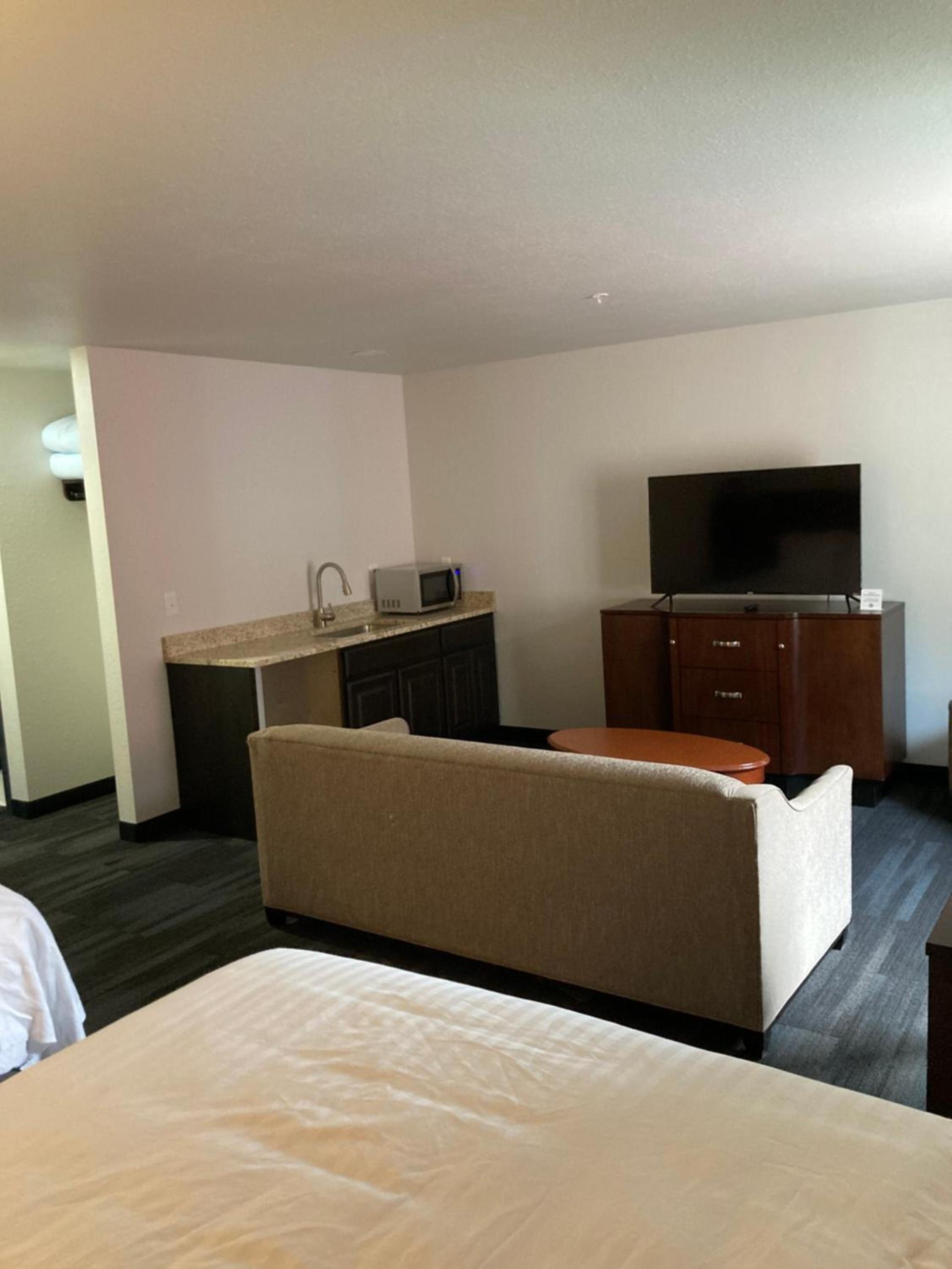 Elker Inn & Suites photo 16
