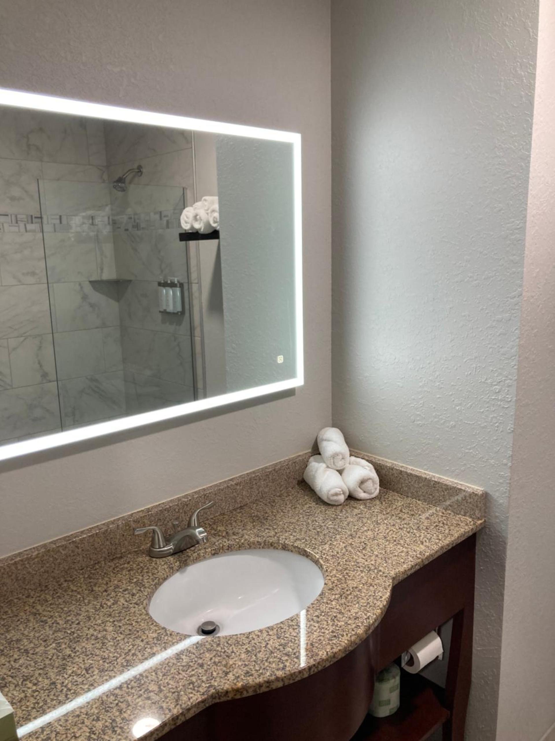 Elker Inn & Suites photo 5