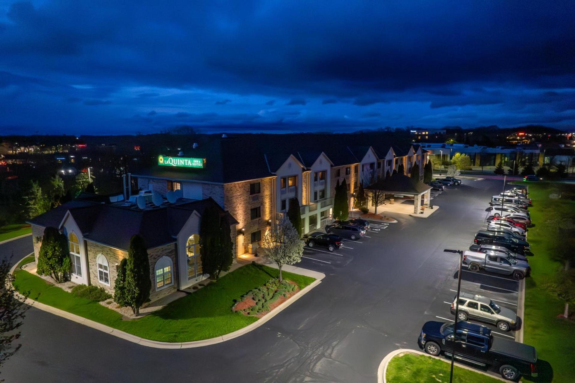 La Quinta by Wyndham Milwaukee Delafield photo 2