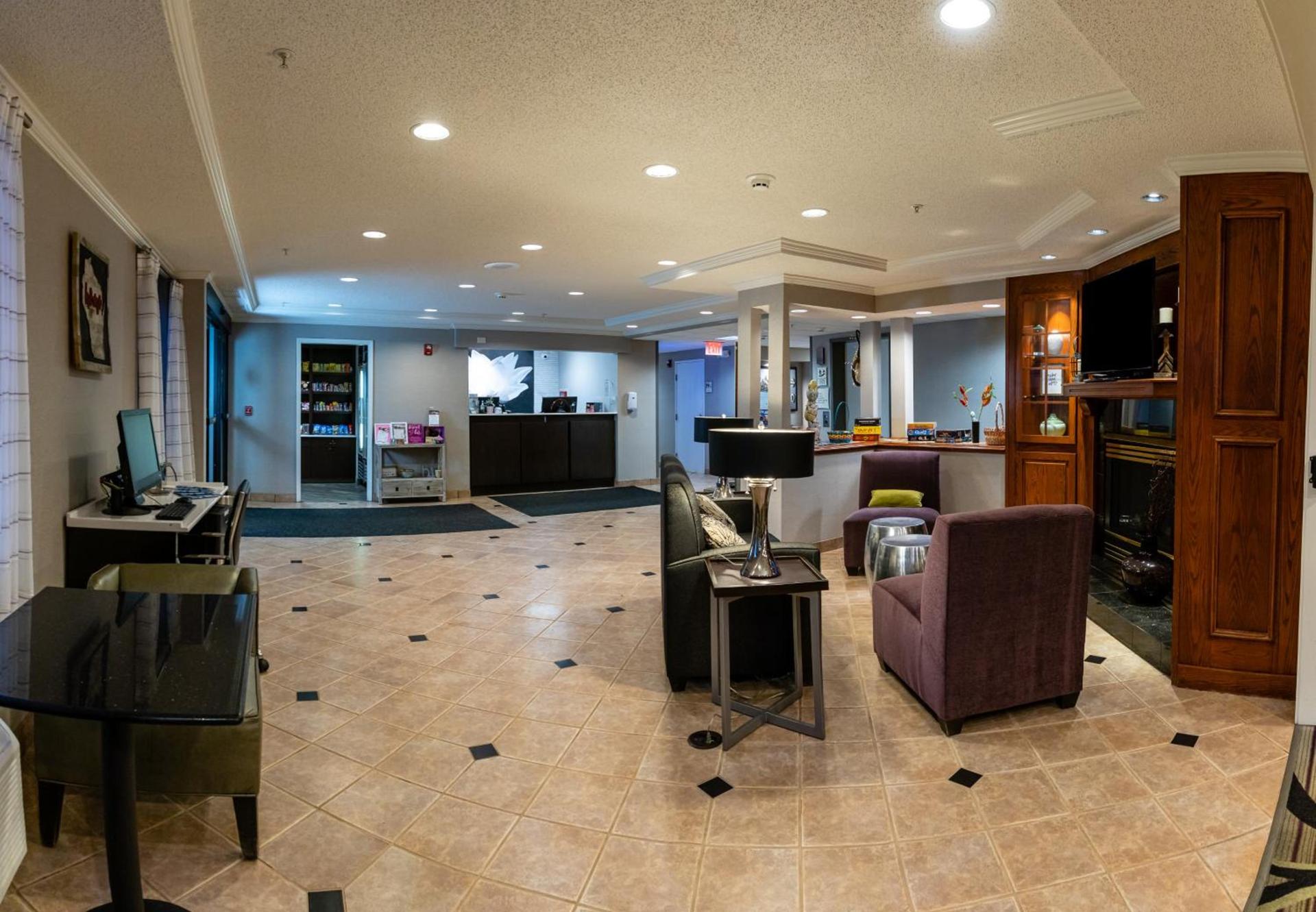 La Quinta by Wyndham Milwaukee Delafield photo 5
