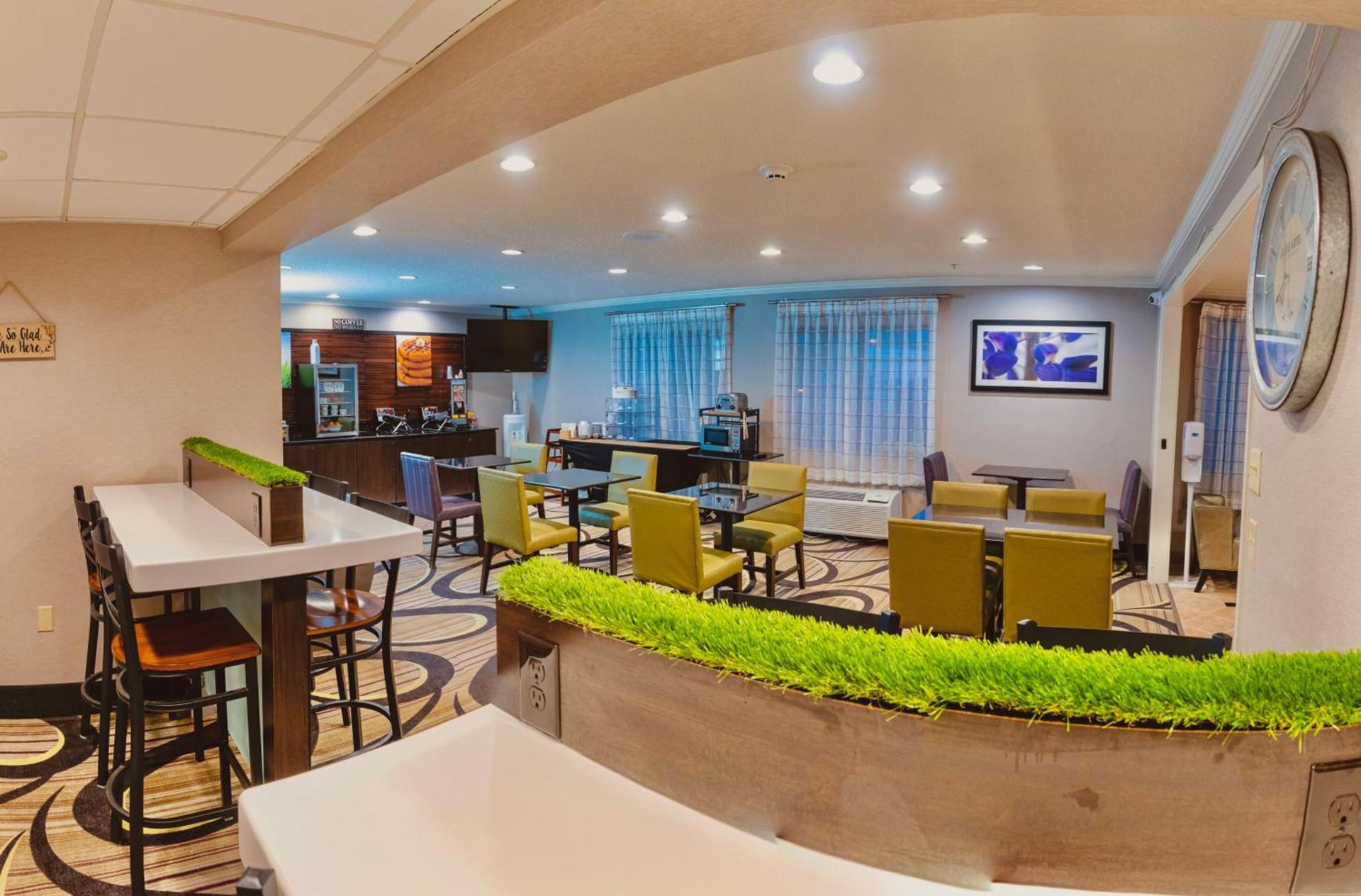 La Quinta by Wyndham Milwaukee Delafield photo 12