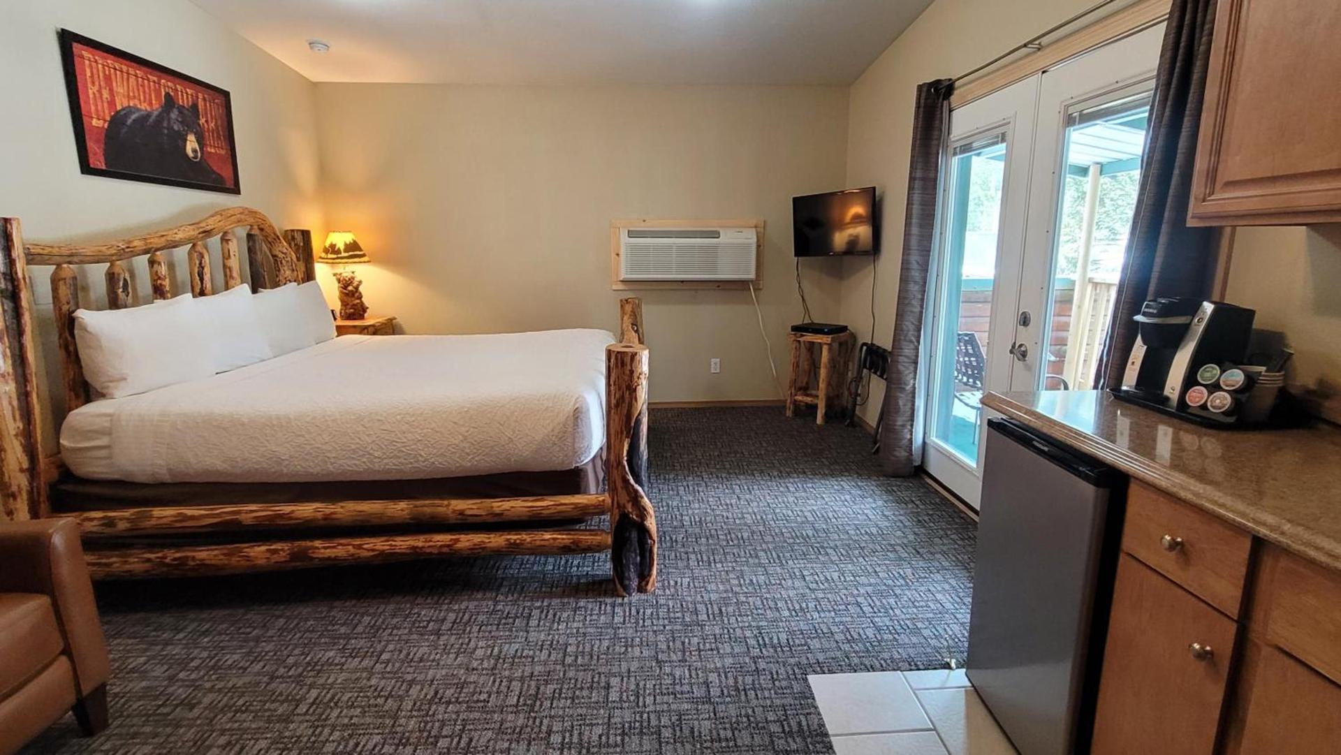 Riverfront Motel & Cabins photo 95