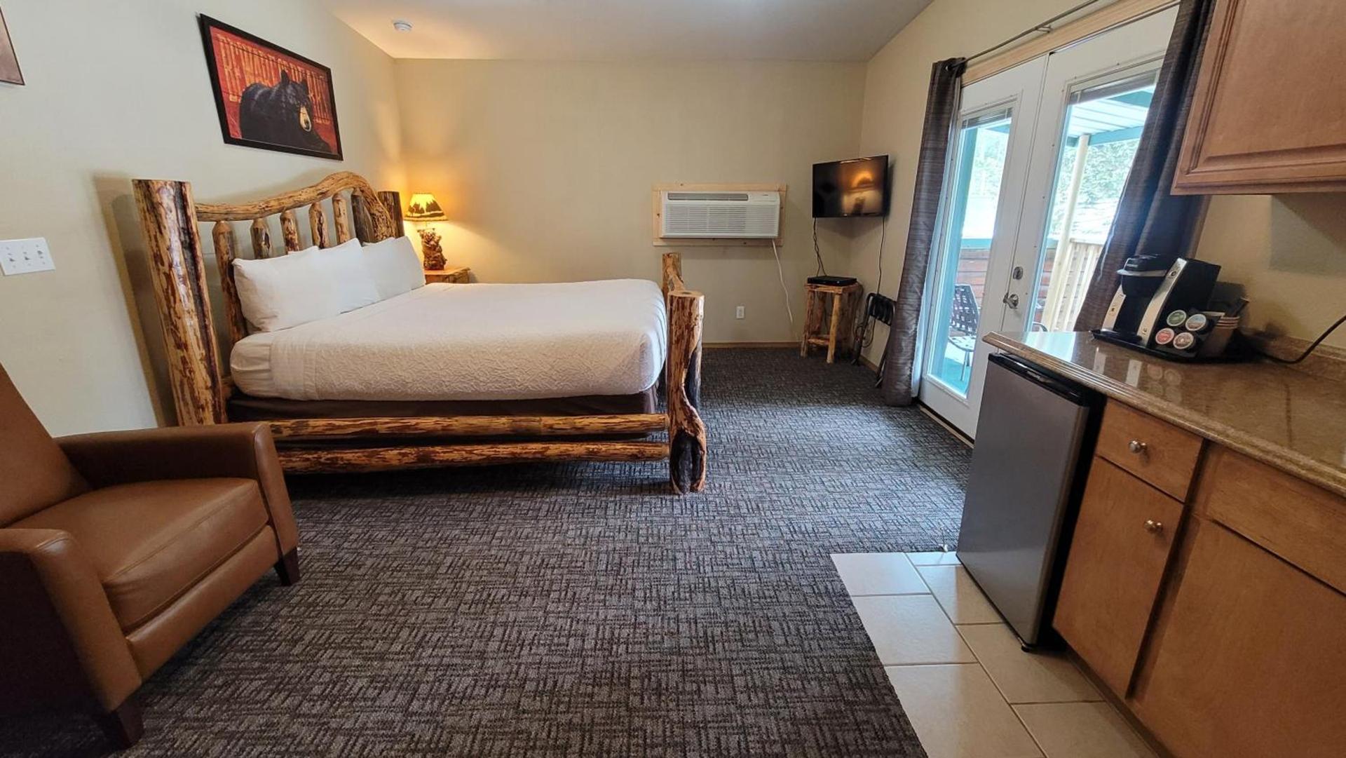 Riverfront Motel & Cabins photo 81