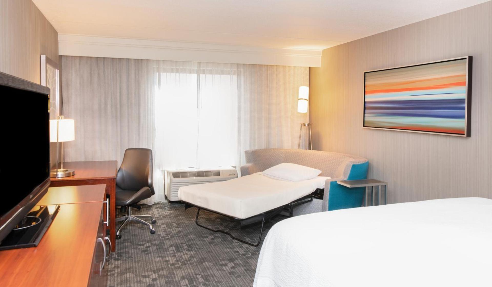 Courtyard by Marriott Bloomington photo 2