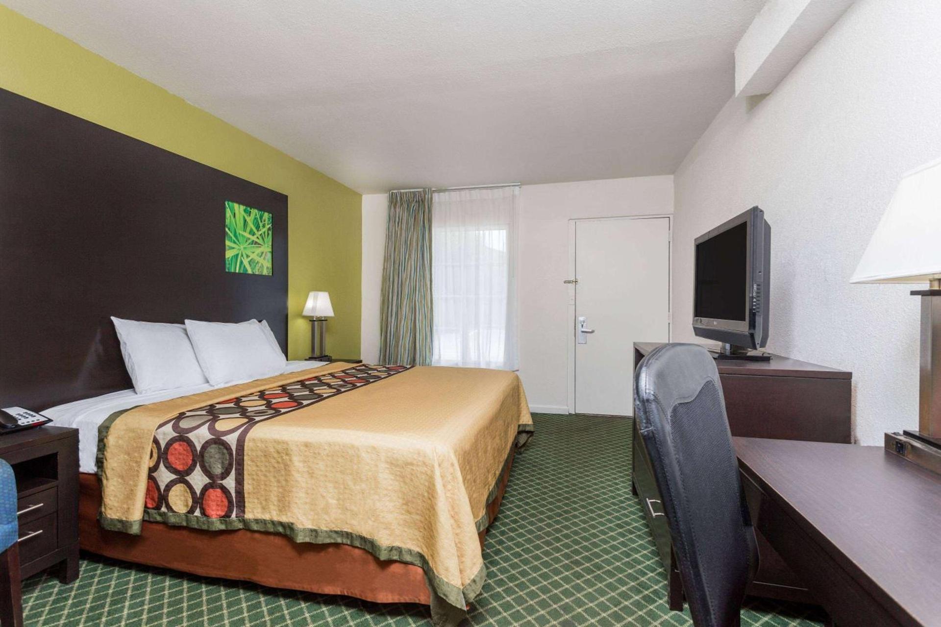 Super 8 by Wyndham Augusta photo 11
