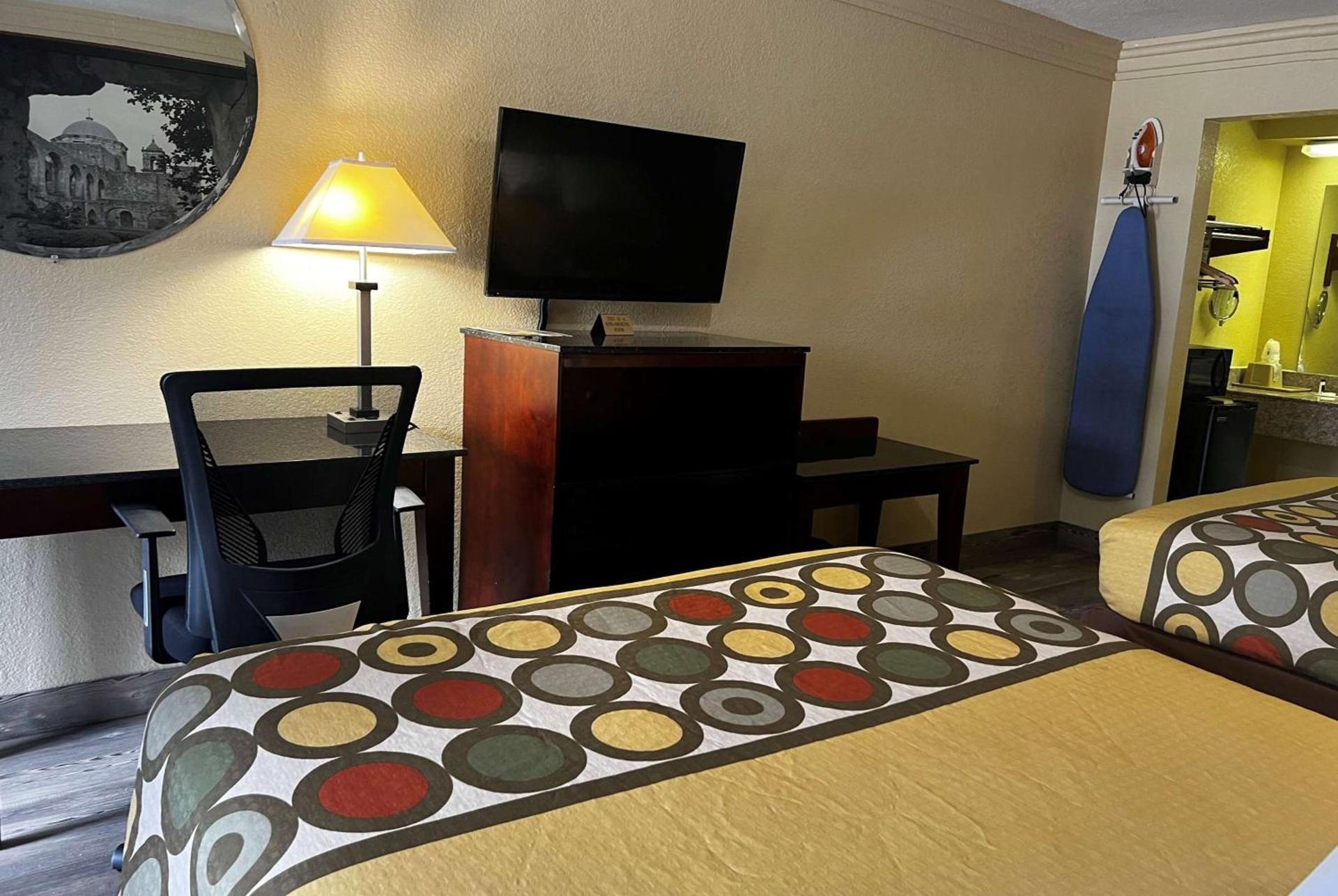 Express Inn & Suites Houston Katy photo 6