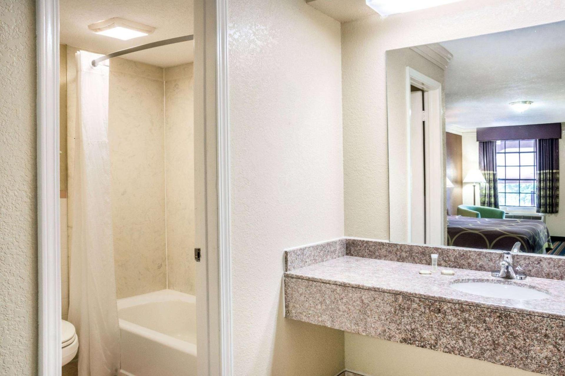 Express Inn & Suites Houston Katy photo 13