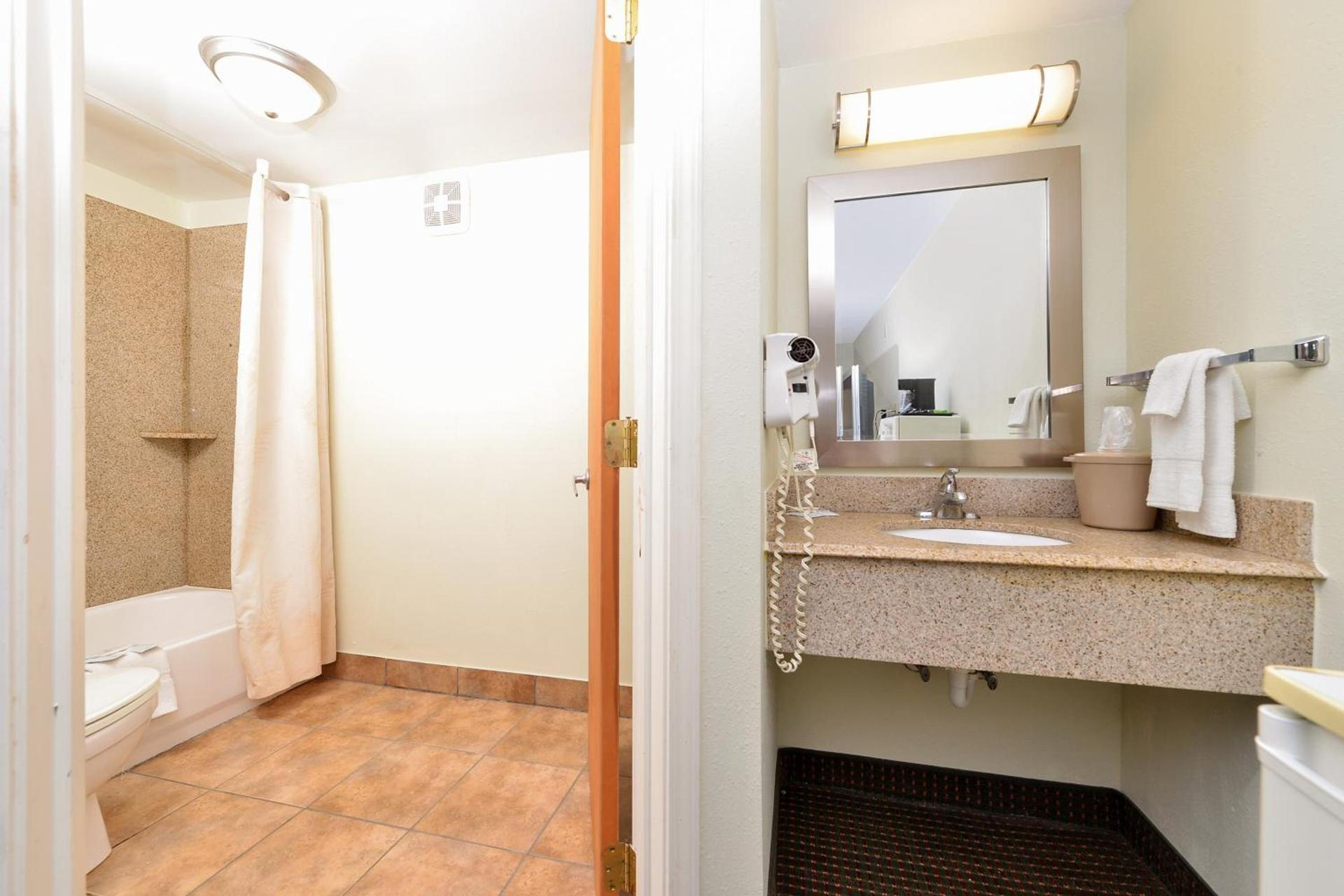 Charleston Eagle Inn photo 12