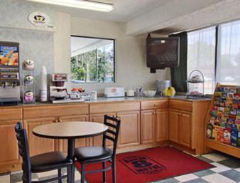 Americas Best Value Inn Tucker photo 7